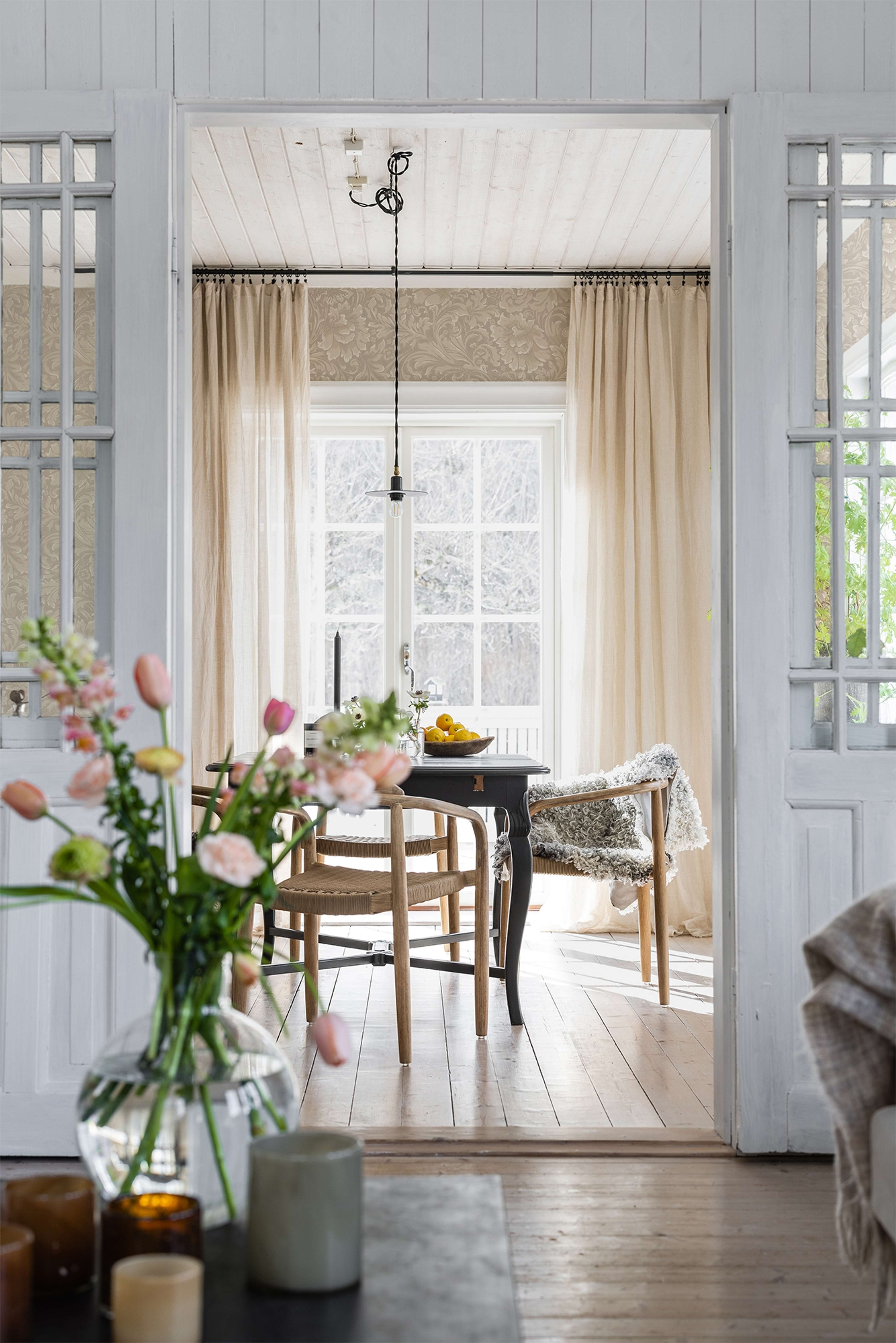 Idun Puderrosa tapet med botaniskt mönster i rosa. Från kollektionen Flora. Nonwoven-material med förskjuten passning.
