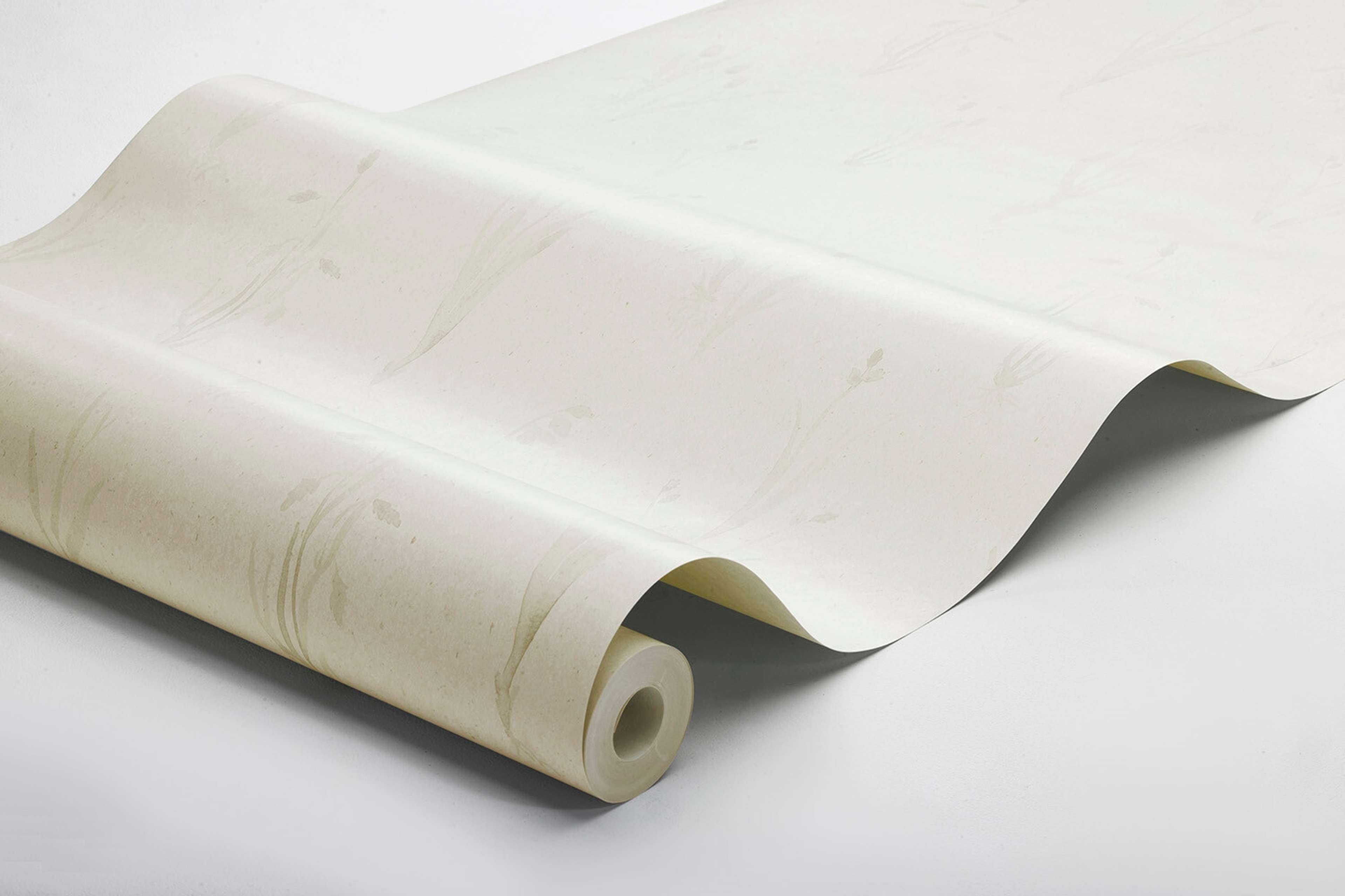 Moorland tapet med botaniskt mönster i vit. Från kollektionen Woodland. Nonwoven-material med rak passning.