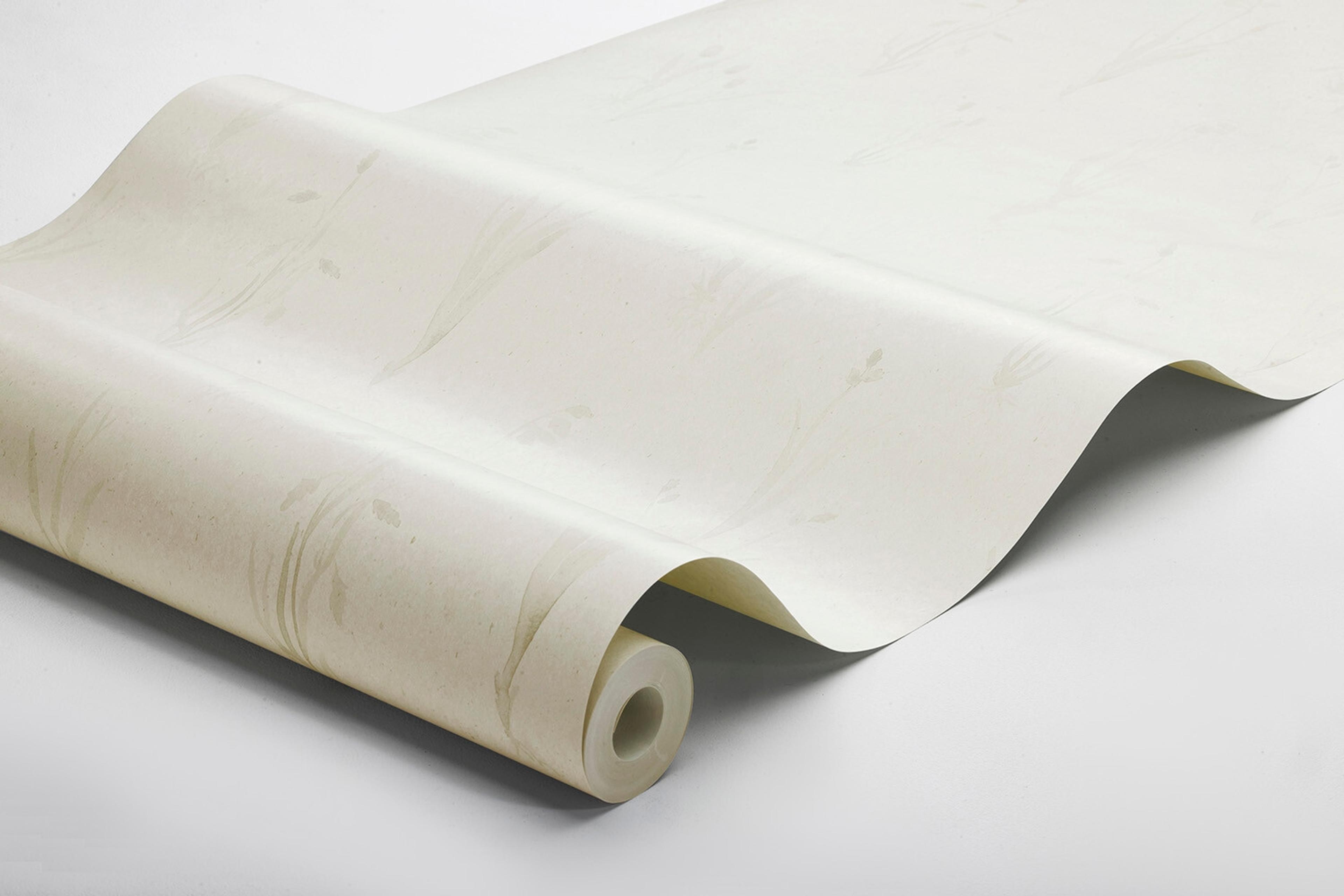 Moorland tapet med botaniskt mönster i vit. Från kollektionen Woodland. Nonwoven-material med rak passning.