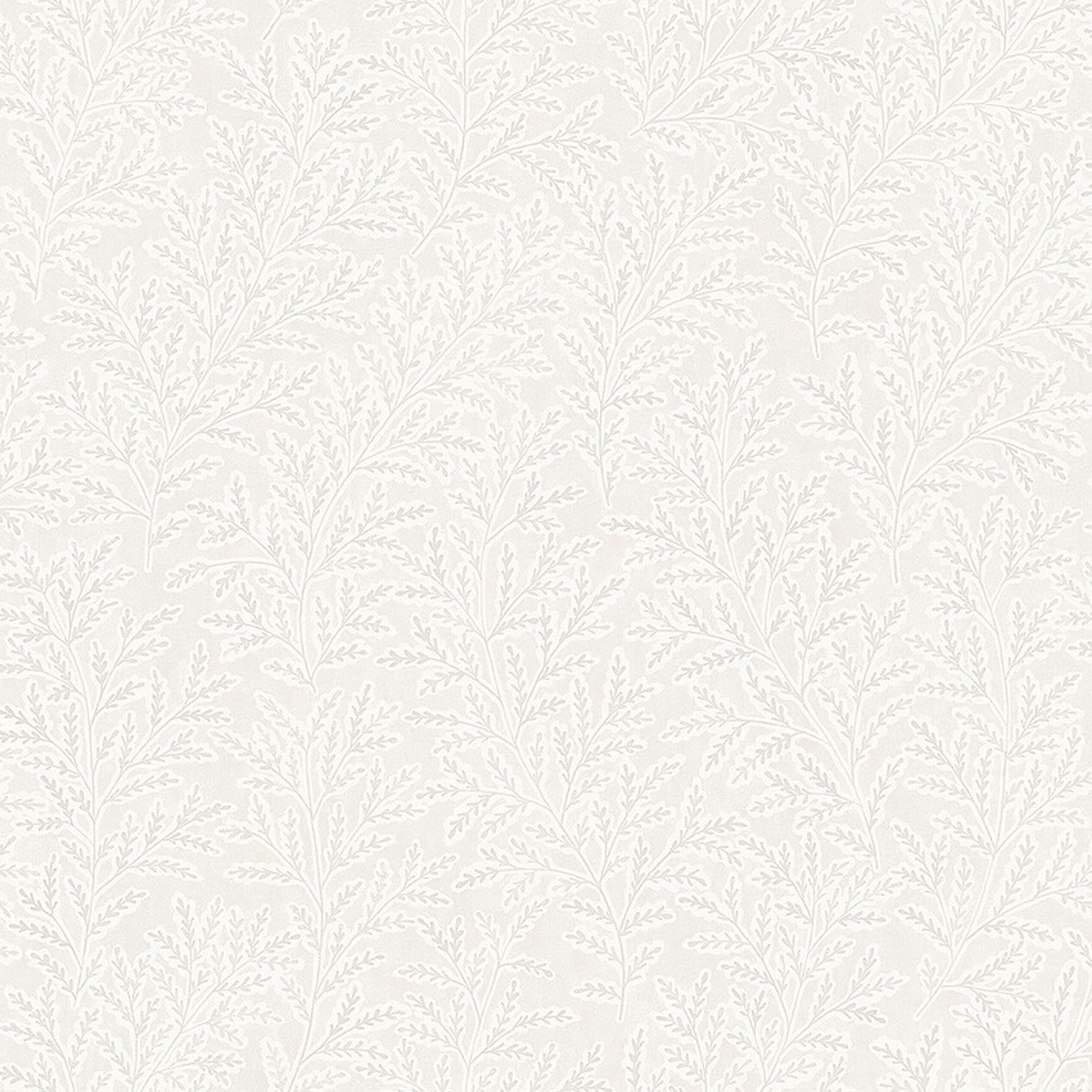 Molly´s Meadow  varma toner av vitt och gråbeige tapet med botaniskt mönster i vit. Från kollektionen Cottage Garden. Nonwoven-material med förskjuten passning. Passar i vardagsrum, matsal och hall.