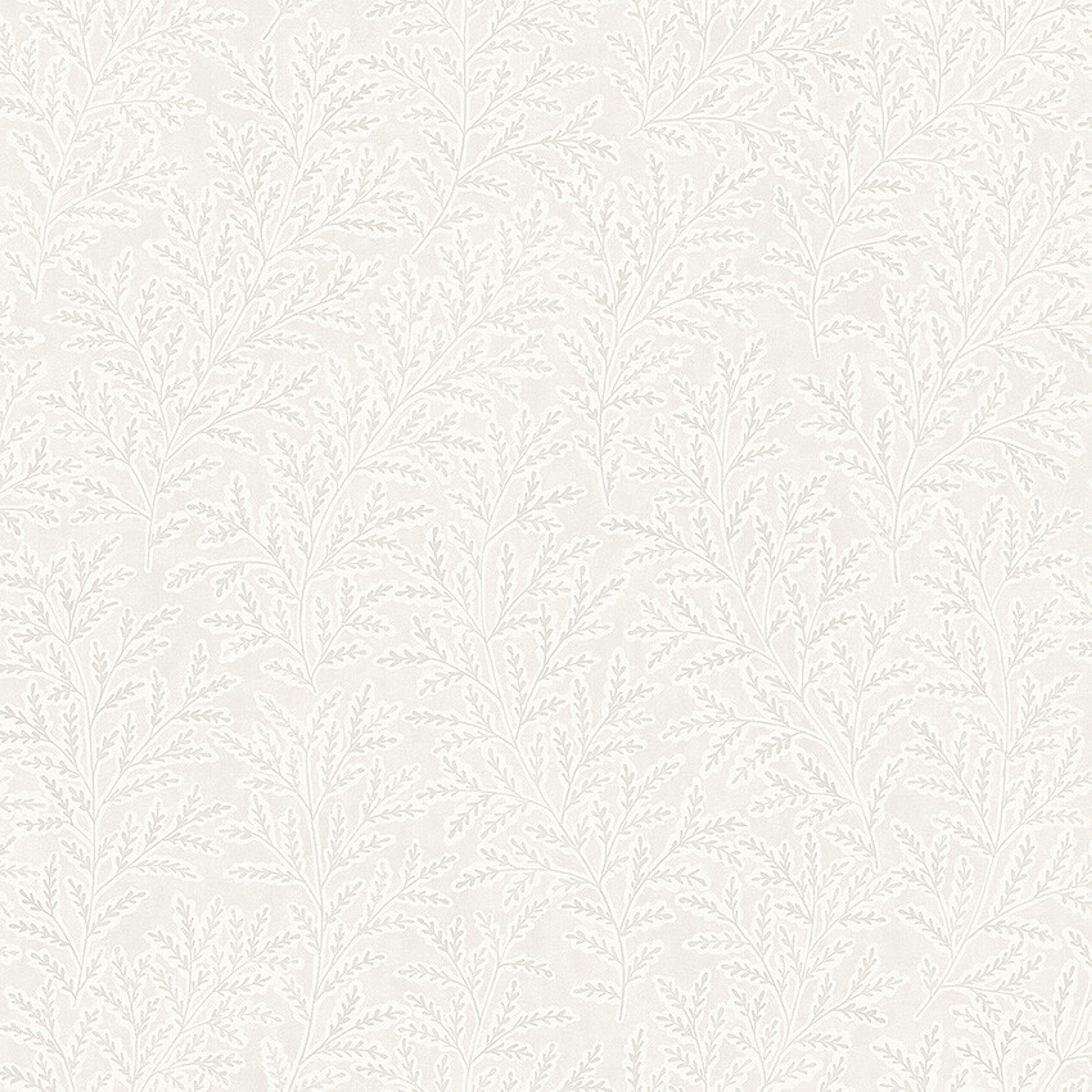 Molly´s Meadow  varma toner av vitt och gråbeige tapet med botaniskt mönster i vit. Från kollektionen Cottage Garden. Nonwoven-material med förskjuten passning. Passar i vardagsrum, matsal och hall.