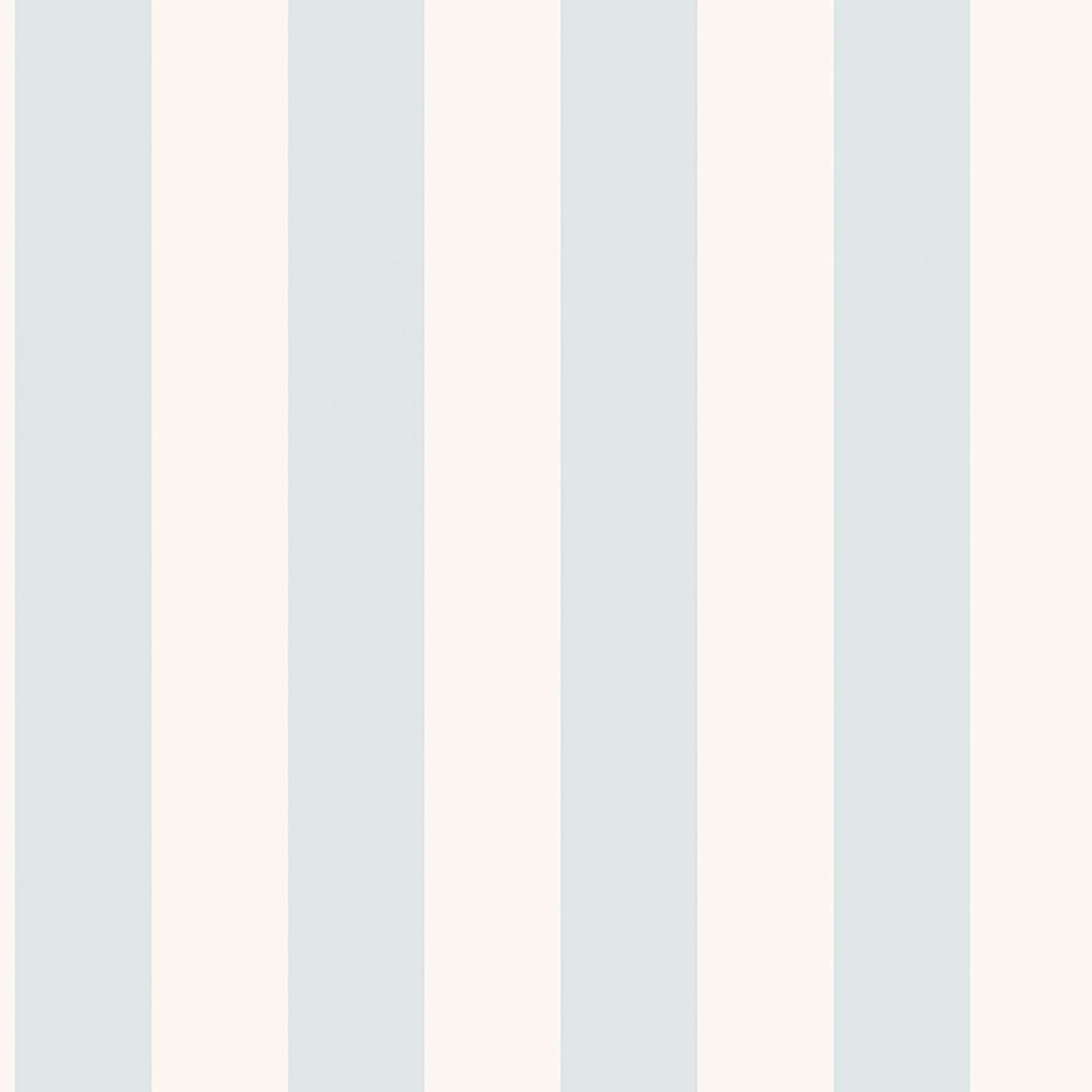 Falsterbo Stripe tapet från Boråstapeter med randigt mönster i blå. Från kollektionen Falsterbo III. Nonwoven-material.