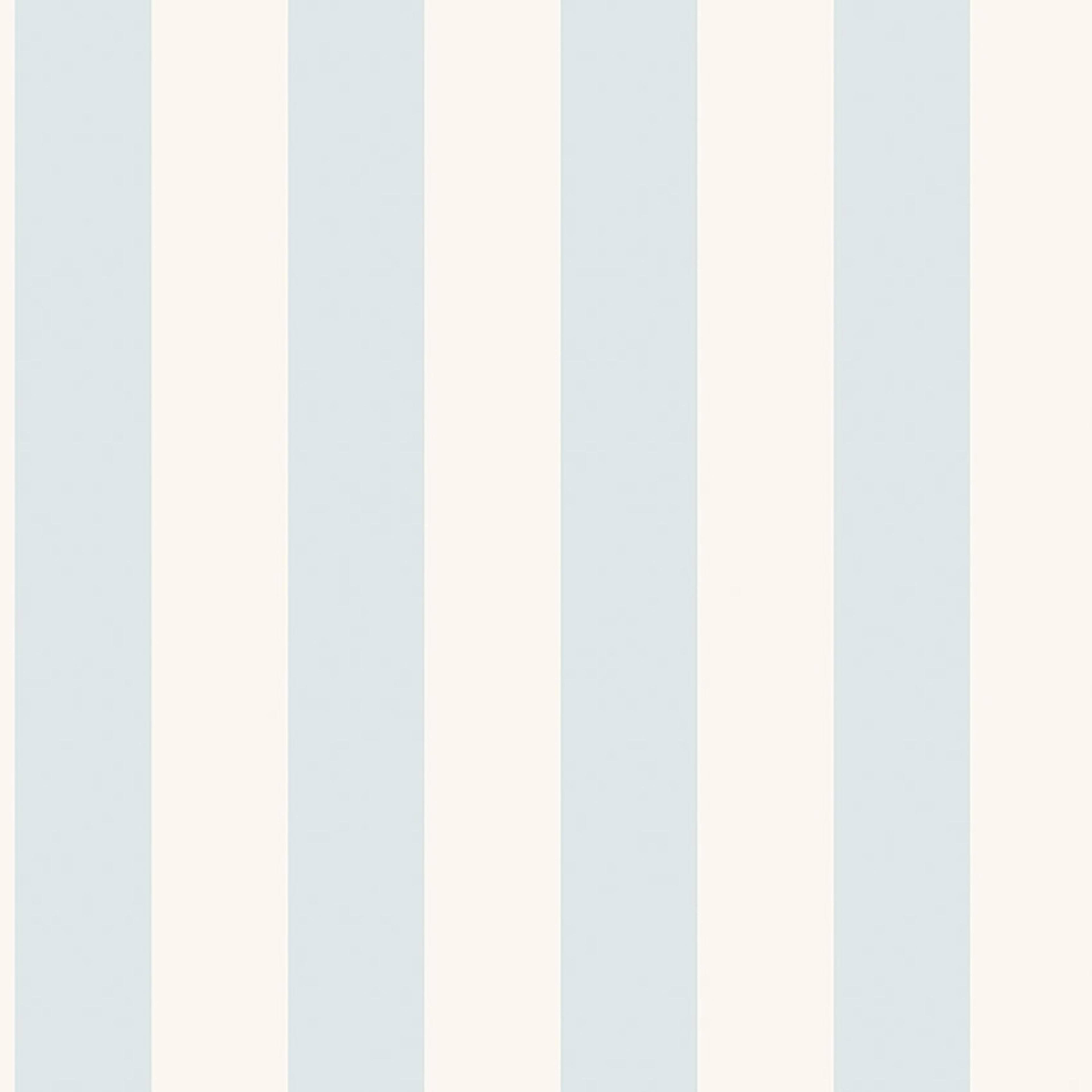 Falsterbo Stripe tapet från Boråstapeter med randigt mönster i blå. Från kollektionen Falsterbo III. Nonwoven-material.