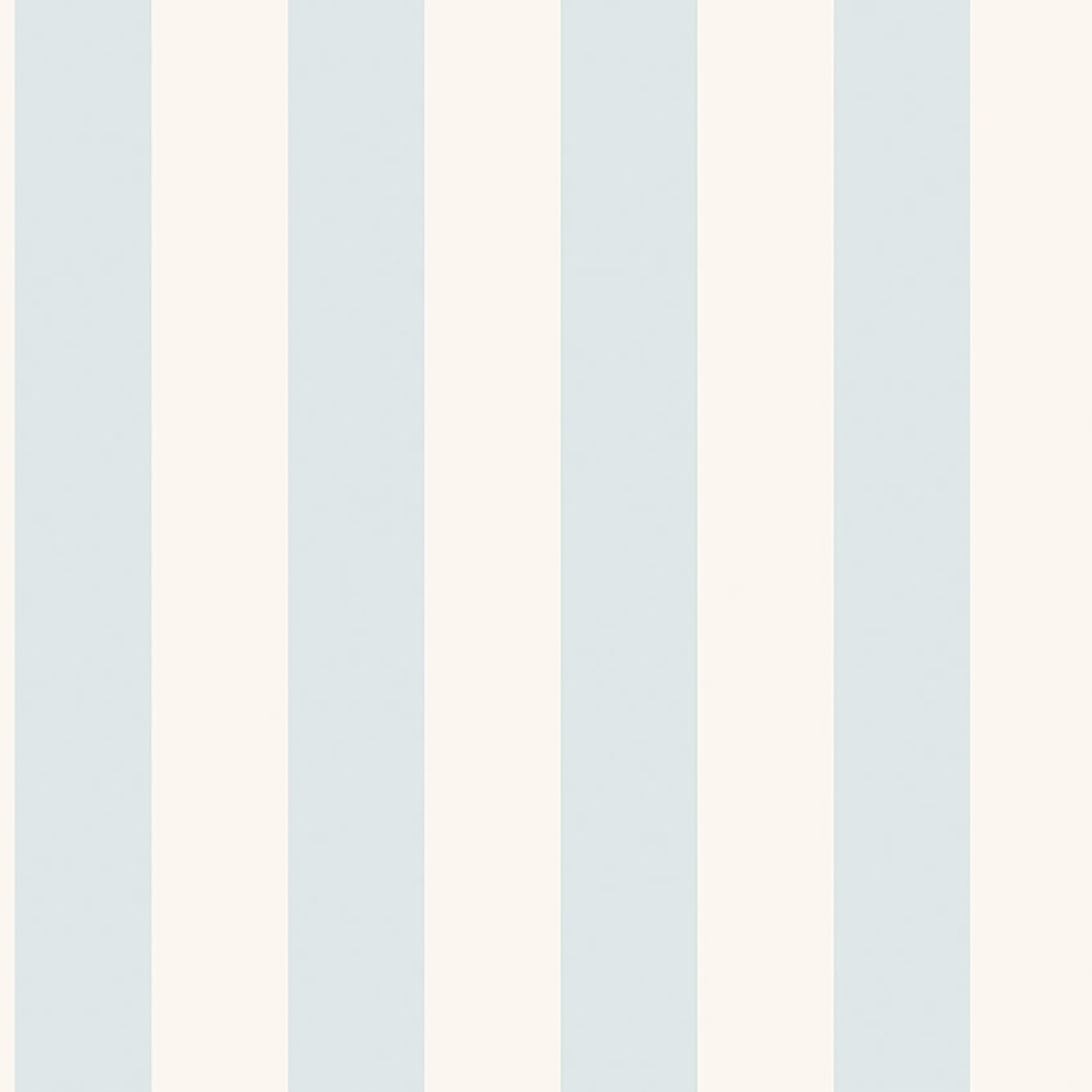 Falsterbo Stripe tapet från Boråstapeter med randigt mönster i blå. Från kollektionen Falsterbo III. Nonwoven-material.