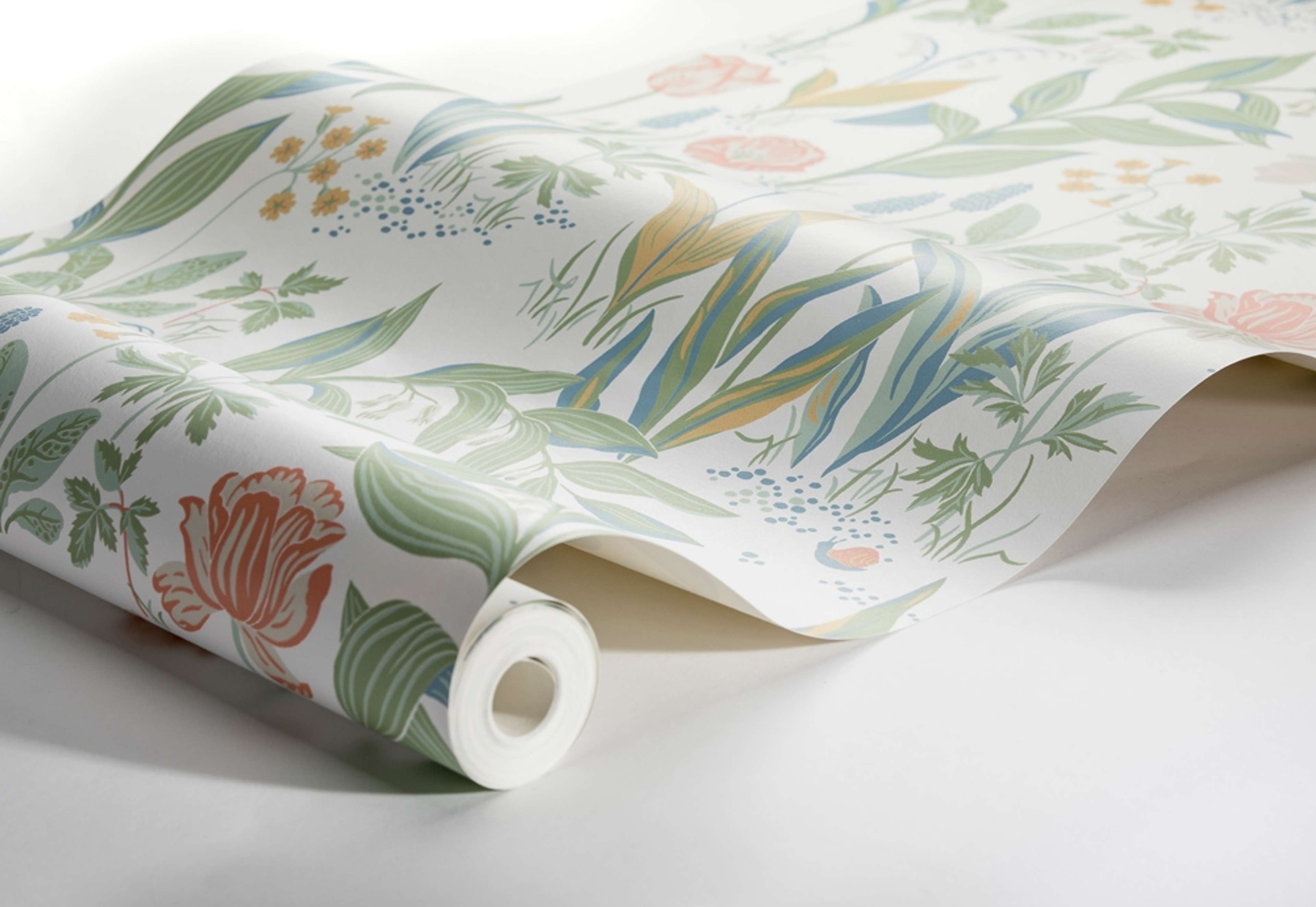 Spring Garden tapet från Boråstapeter med blommigt mönster i vit och grön. Från kollektionen In Bloom. Nonwoven-material med förskjuten passning. Vintage, country, city-stil. Passar i vardagsrum, sovrum och hall.