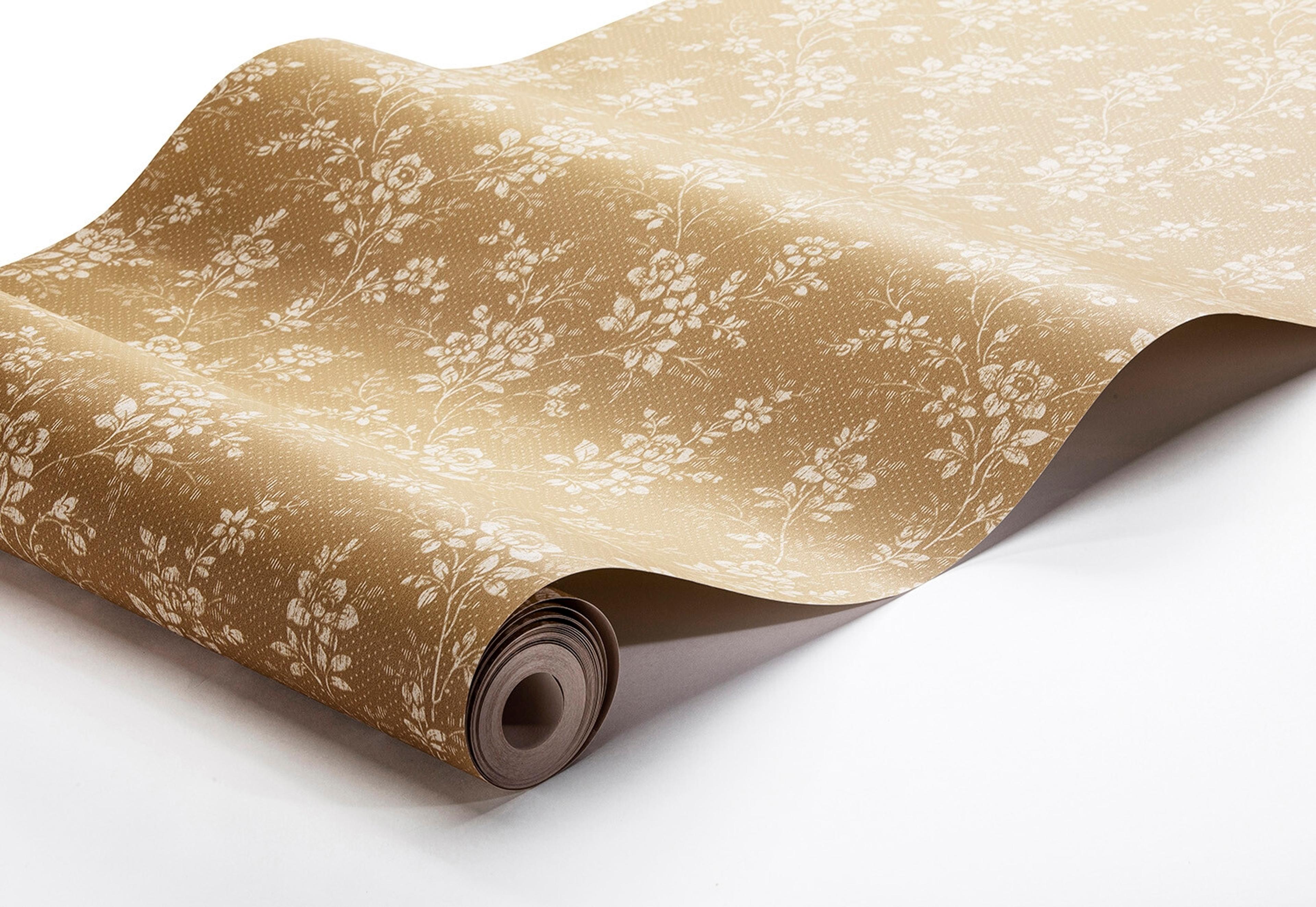 Hip Rose tapet från Boråstapeter med blommigt mönster i gul. Från kollektionen Woodland. Nonwoven-material med förskjuten passning.
