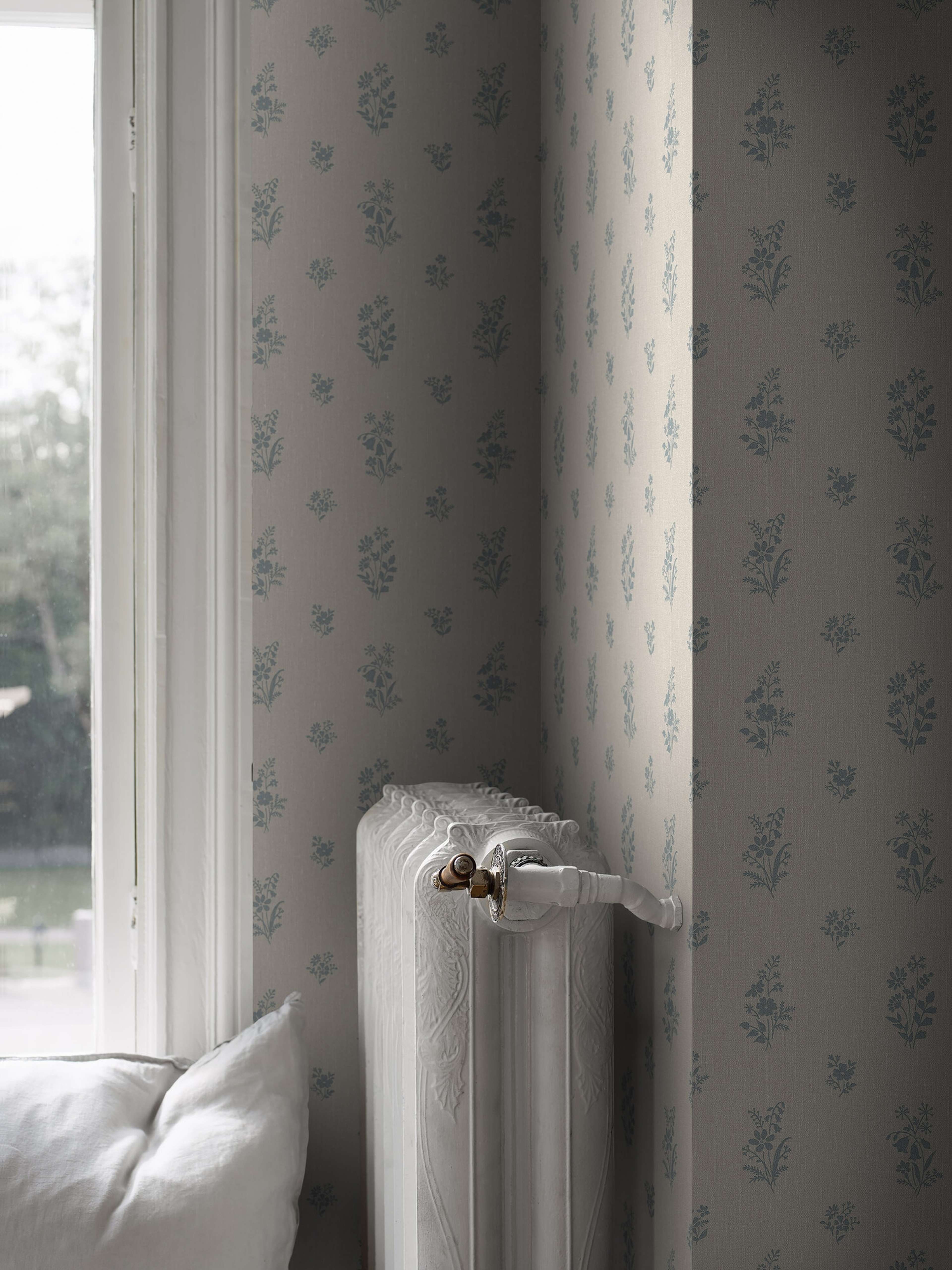 Petit Fleurs tapet tapet med blommigt mönster i beige. Från kollektionen Dreamy Escape. Nonwoven-material med rak passning. Passar i vardagsrum och matsal.
