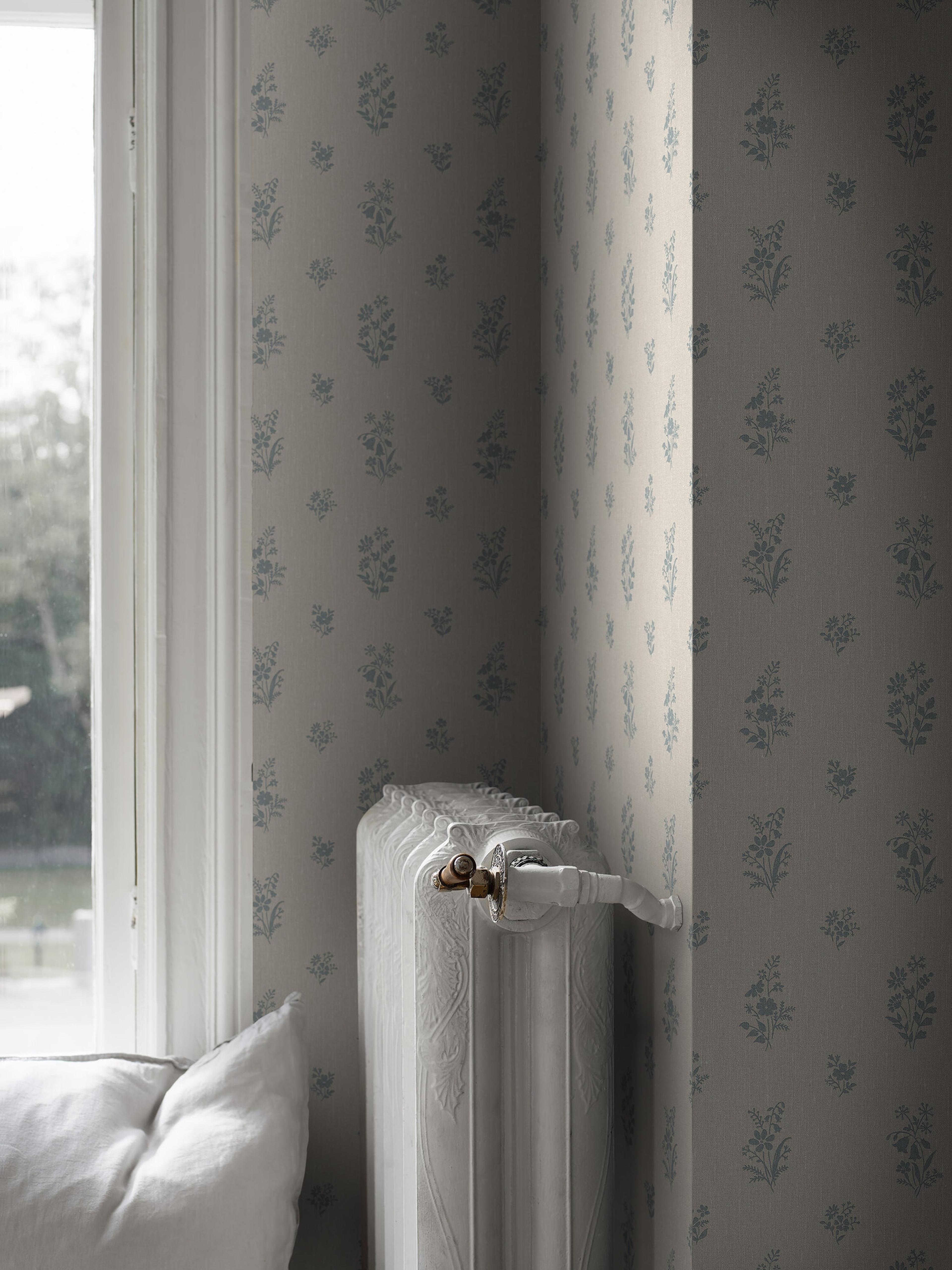 Petit Fleurs tapet tapet med blommigt mönster i beige. Från kollektionen Dreamy Escape. Nonwoven-material med rak passning. Passar i vardagsrum och matsal.