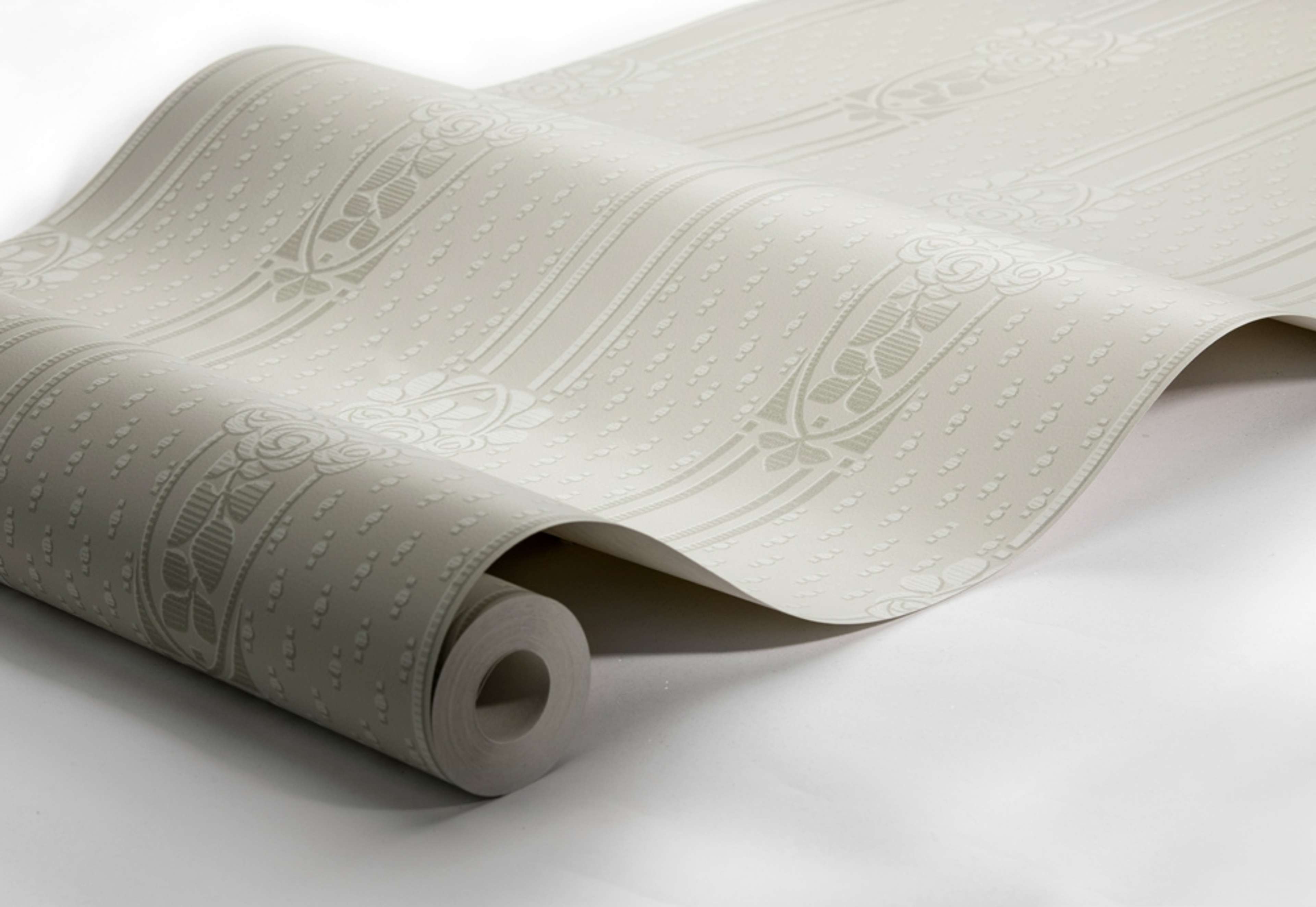 Ellen tapet från Boråstapeter med randigt, blommigt mönster i grön. Från kollektionen anno. Nonwoven-material med rak passning. Lyx, city-stil. Passar i sovrum och matsal.