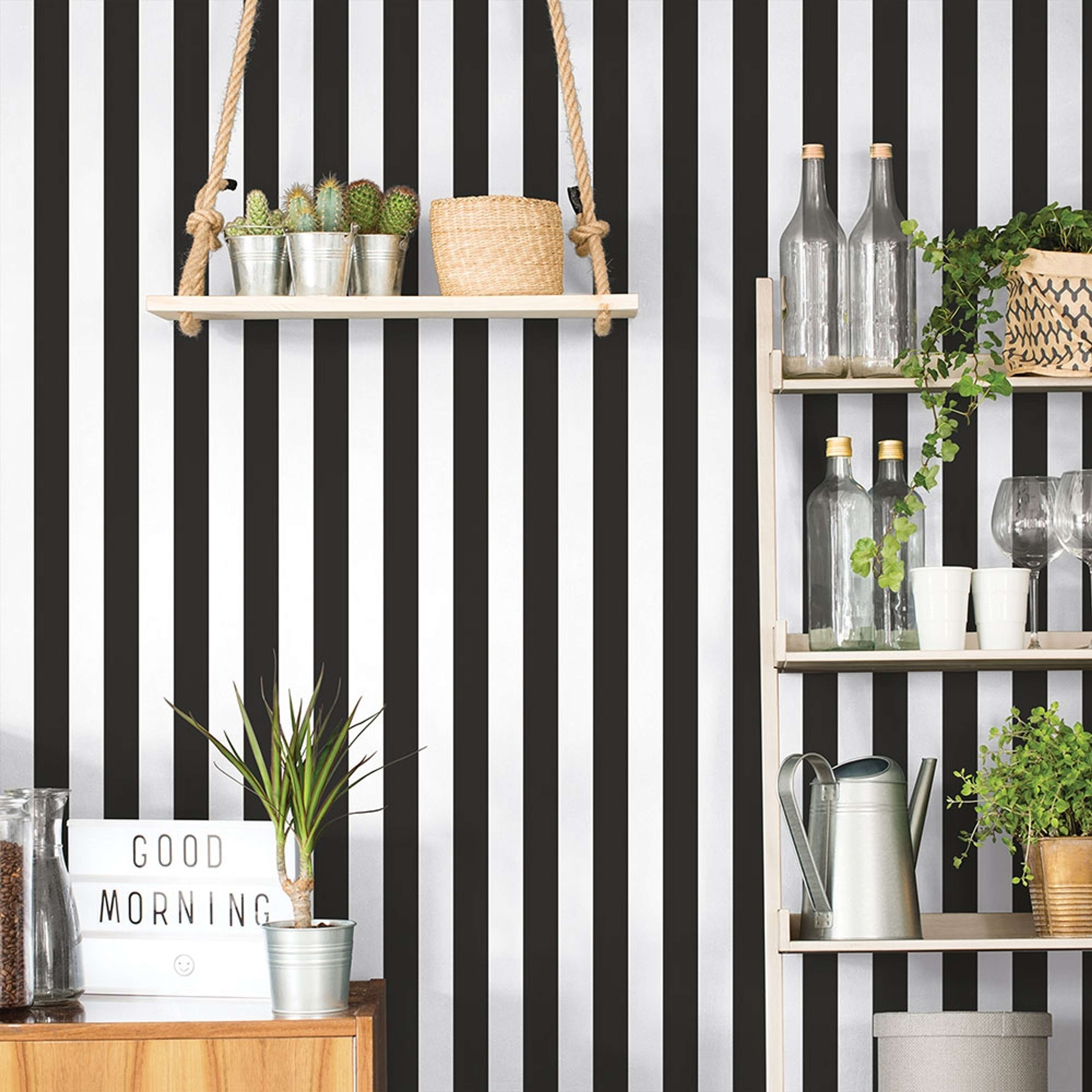 Awning Stripe tapet med randigt mönster i vit och svart. Från kollektionen Just Kitchens. Nonwoven-material.