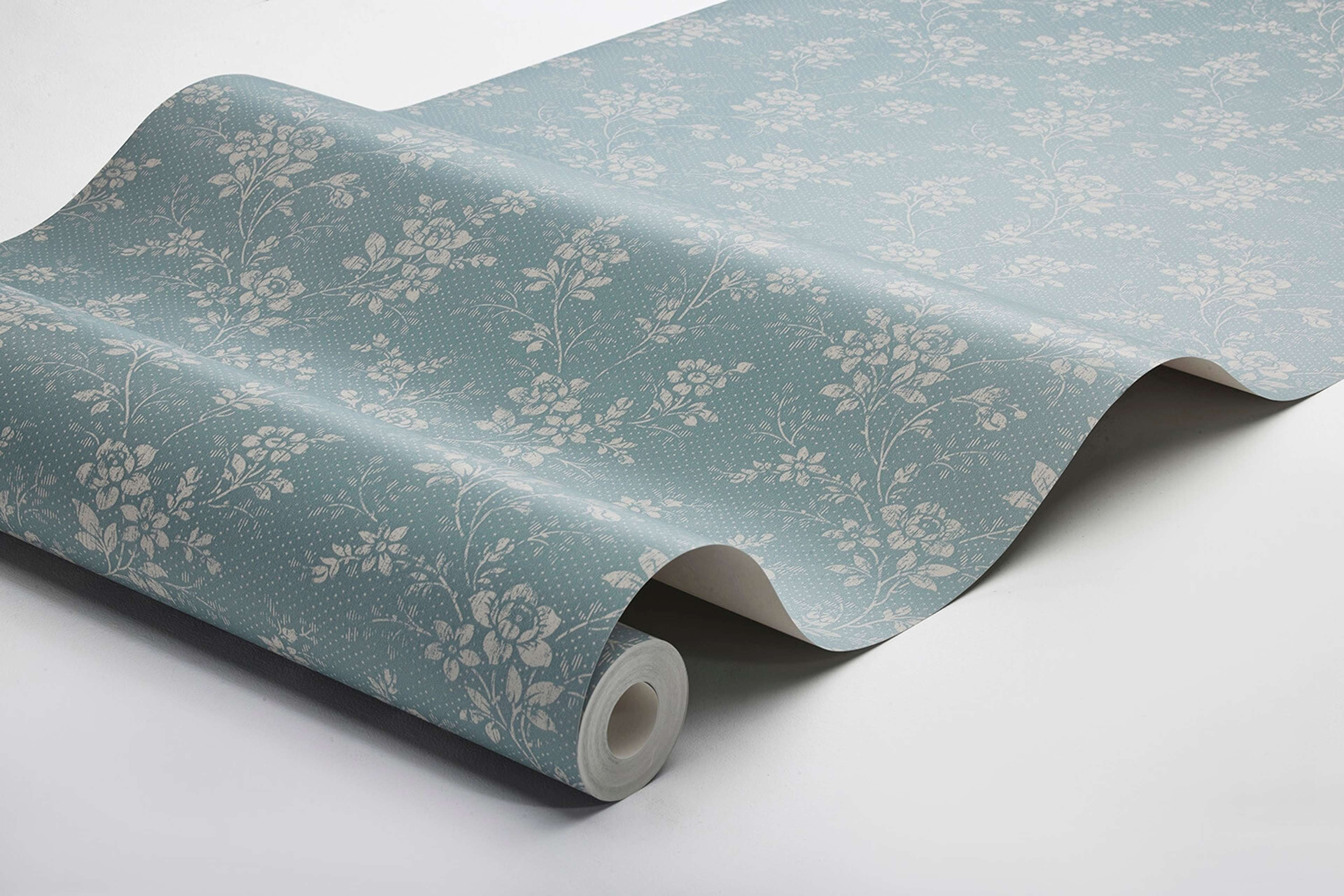 Hip Rose tapet med blommigt mönster i blå. Från kollektionen Woodland. Nonwoven-material med förskjuten passning.