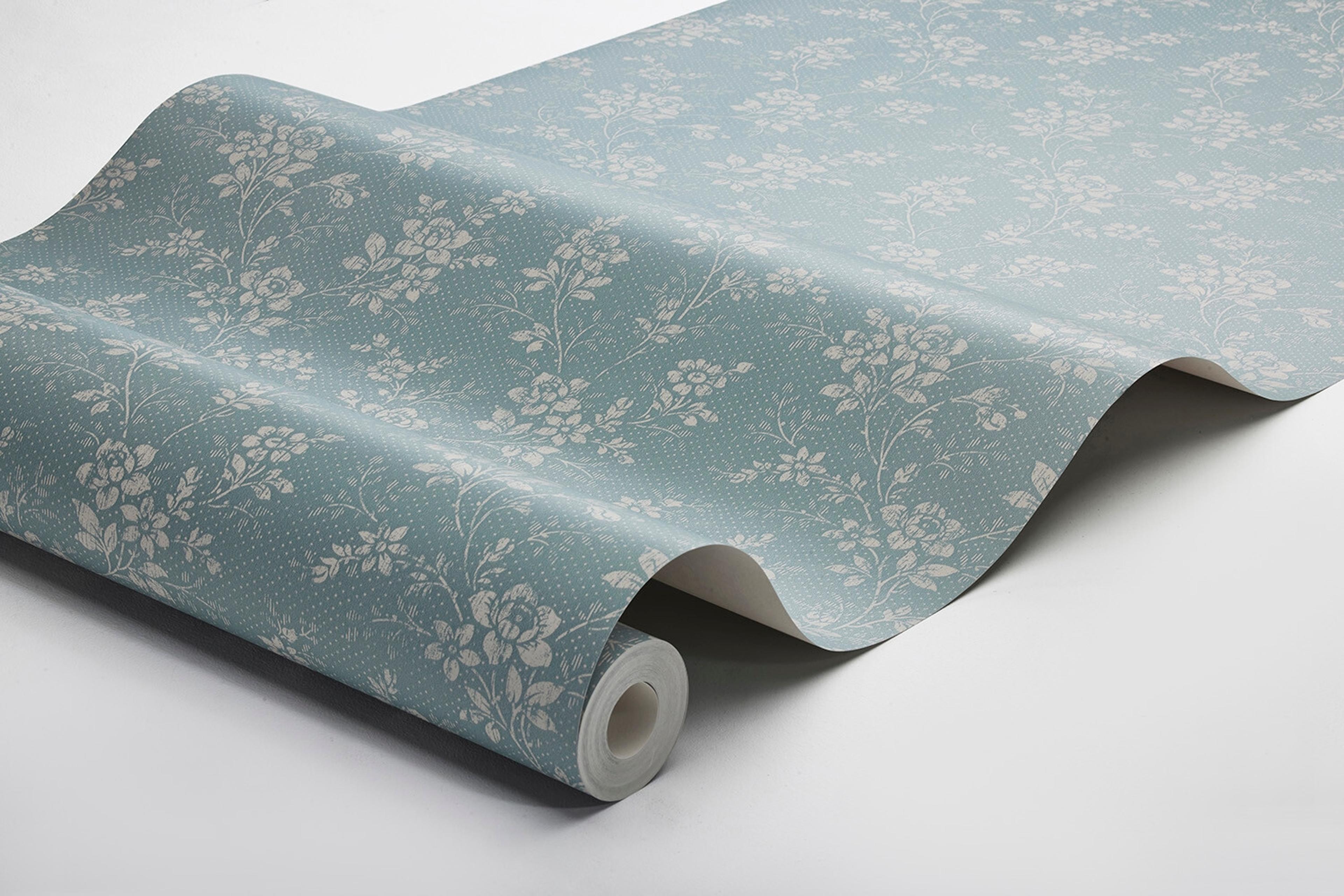 Hip Rose tapet med blommigt mönster i blå. Från kollektionen Woodland. Nonwoven-material med förskjuten passning.