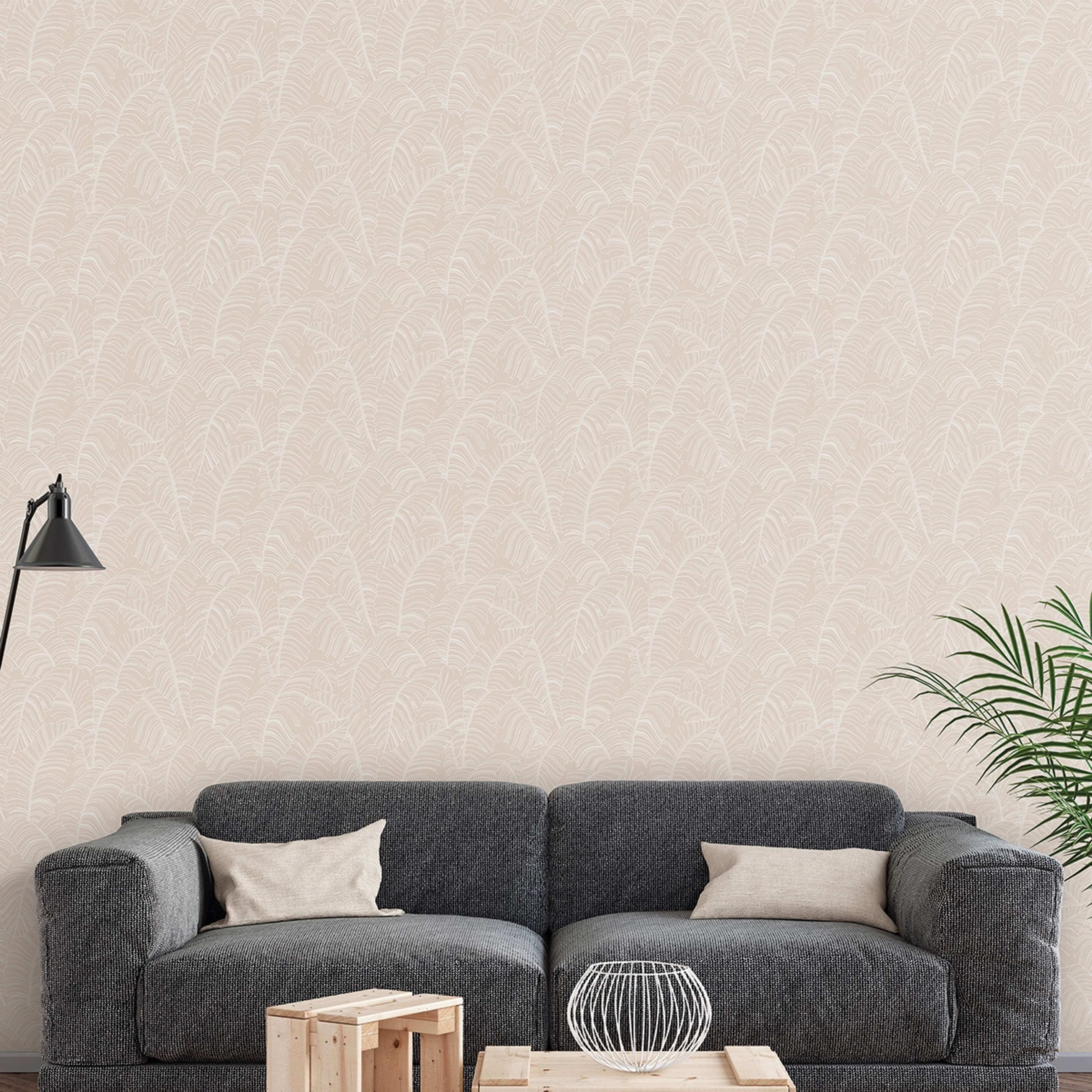 Broadleaf tapet i beige tapet med botaniskt mönster i beige. Från kollektionen bazaar. Nonwoven-material med förskjuten passning. Passar i vardagsrum och matsal.
