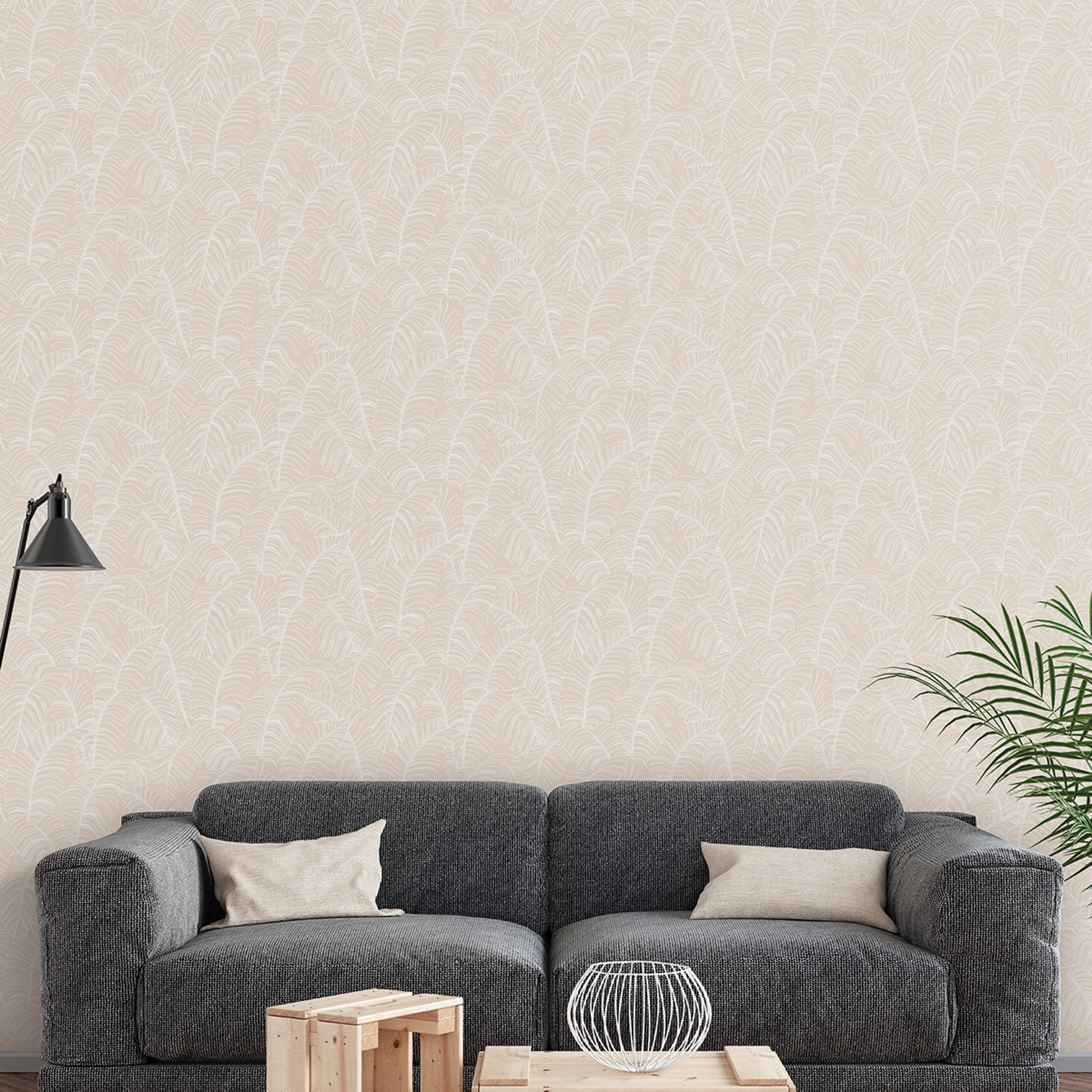 Broadleaf tapet i beige tapet med botaniskt mönster i beige. Från kollektionen bazaar. Nonwoven-material med förskjuten passning. Passar i vardagsrum och matsal.