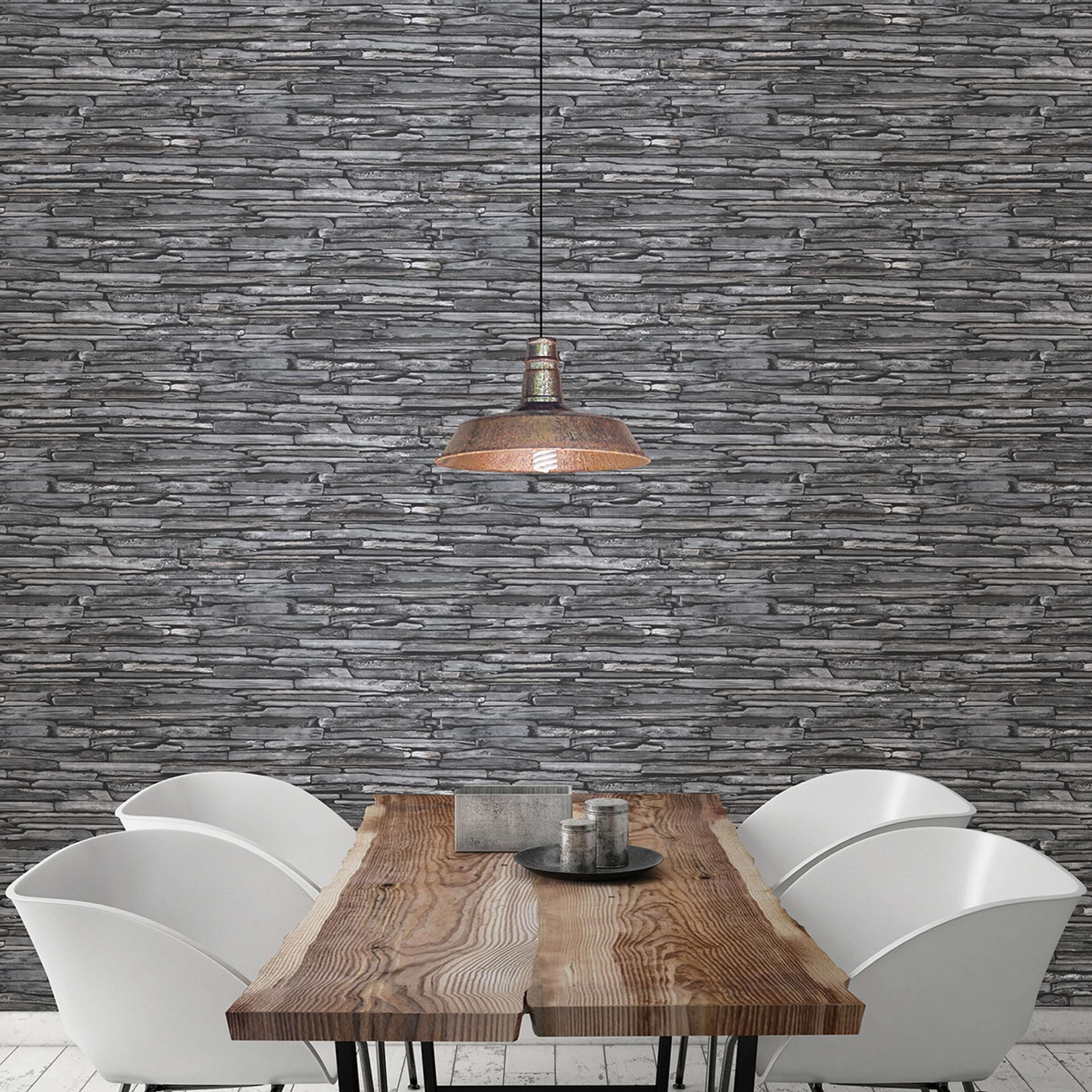 Stacked Slate tapet i svart tapet med tegelsten mönster i svart. Från kollektionen trilogy. Nonwoven-material med förskjuten passning. Passar i vardagsrum och matsal.