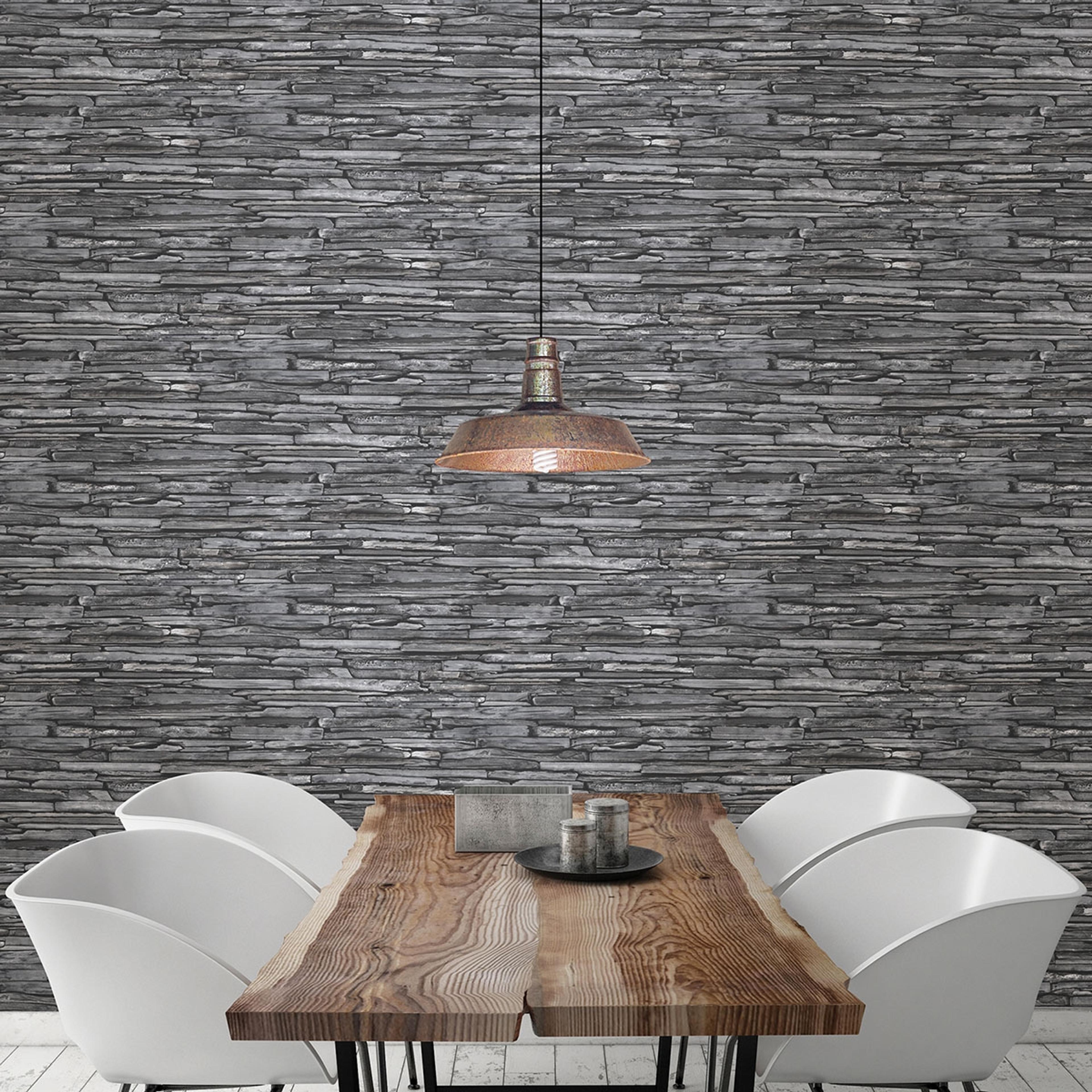 Stacked Slate tapet i svart tapet med tegelsten mönster i svart. Från kollektionen trilogy. Nonwoven-material med förskjuten passning. Passar i vardagsrum och matsal.