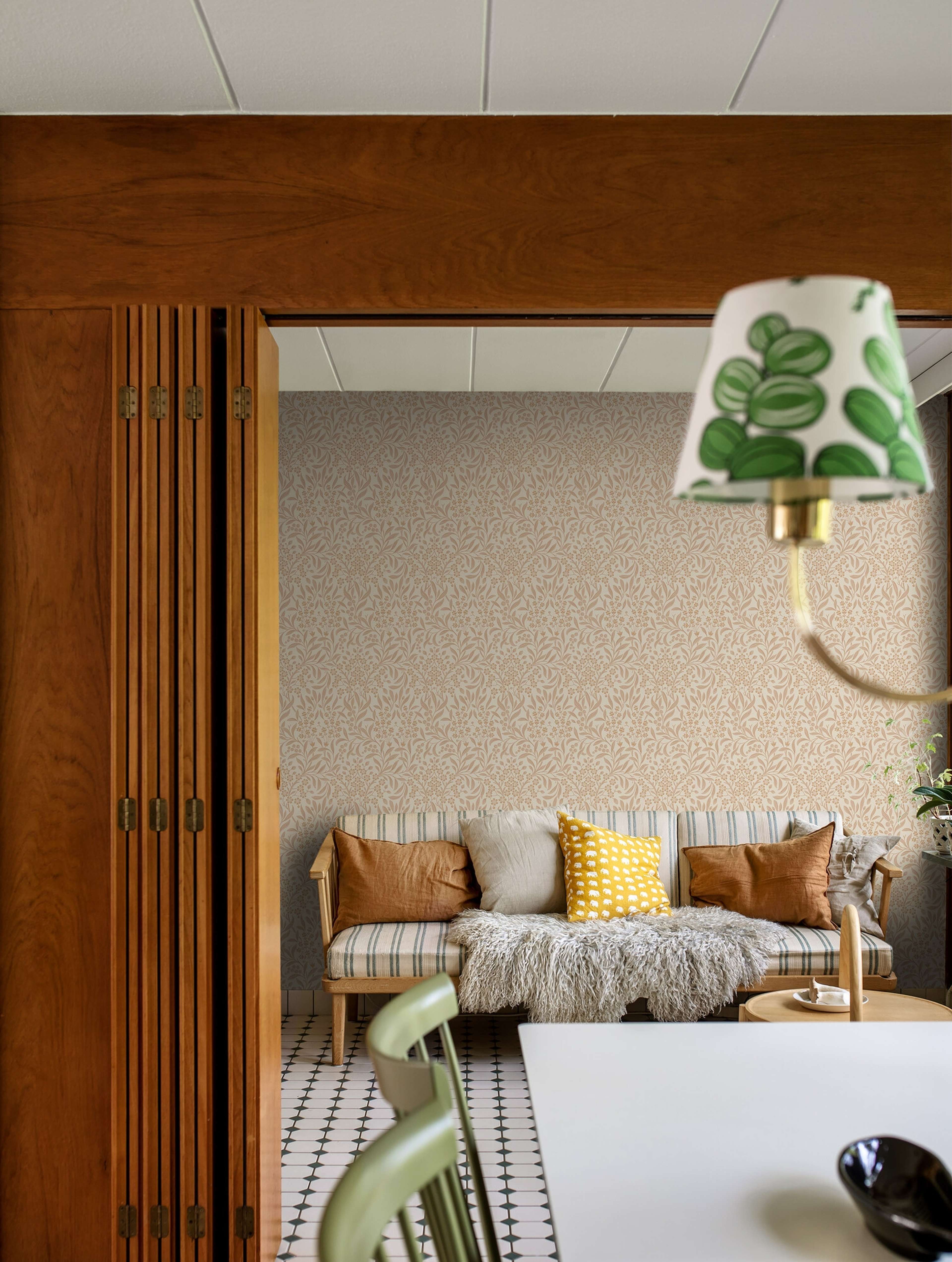 Kryddhyllan tapet med botaniskt, blommigt mönster i beige. Från kollektionen Alla Tiders Hus. Nonwoven-material med rak passning. Passar i vardagsrum, matsal och kök.
