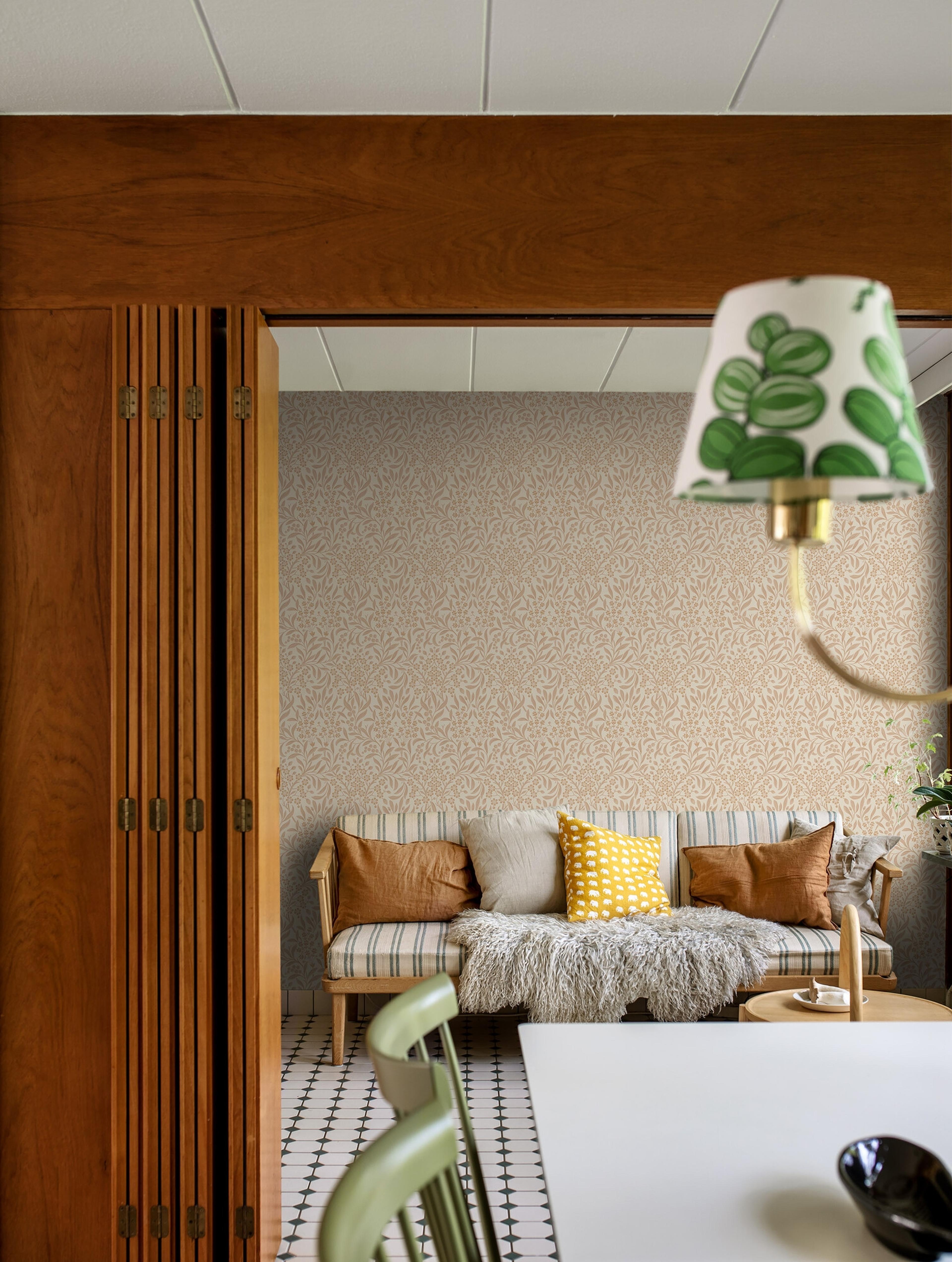 Kryddhyllan tapet med botaniskt, blommigt mönster i beige. Från kollektionen Alla Tiders Hus. Nonwoven-material med rak passning. Passar i vardagsrum, matsal och kök.