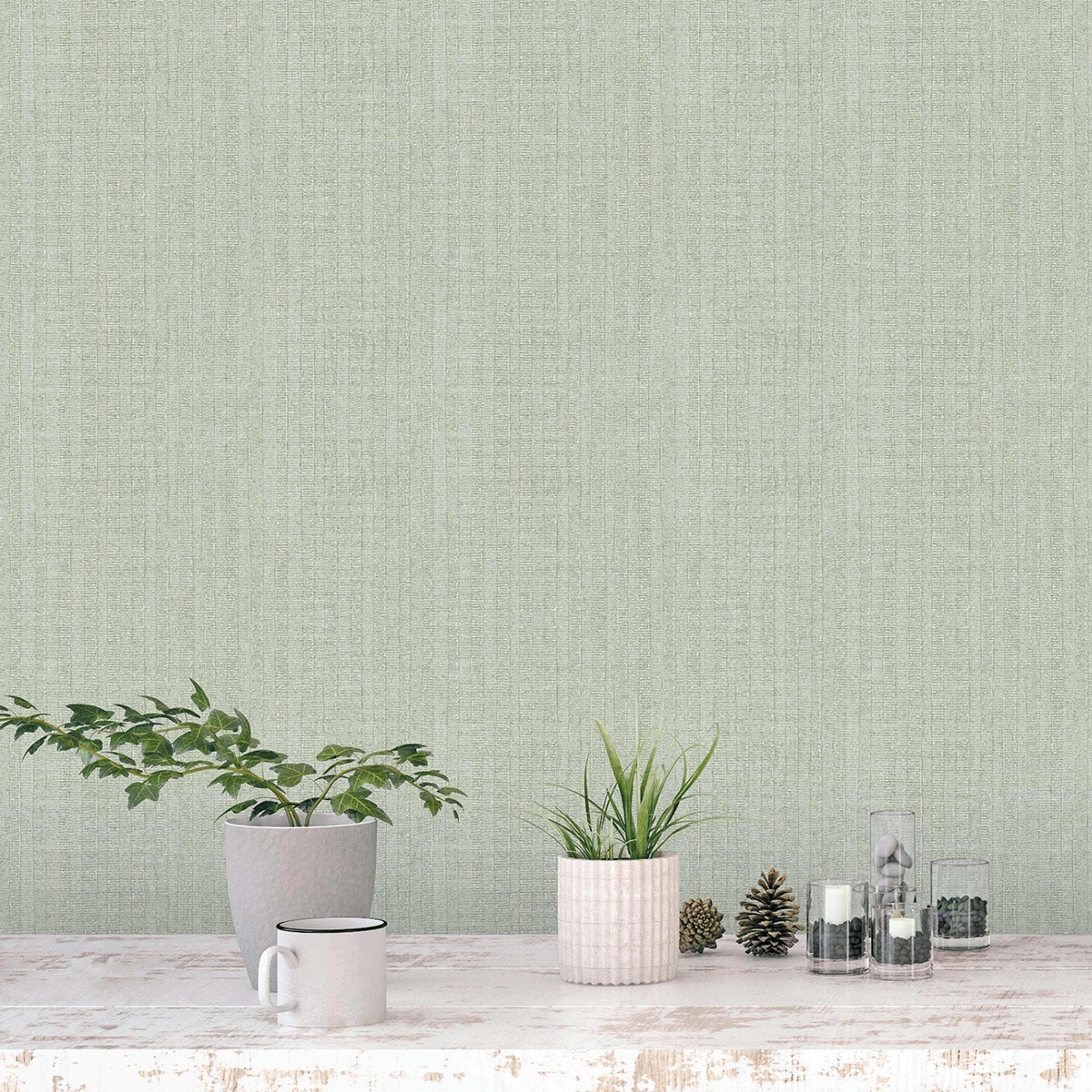 Moss Stripe tapet i grön tapet med randigt mönster i grön. Från kollektionen bazaar. Nonwoven-material med rak passning. Passar i vardagsrum och matsal.