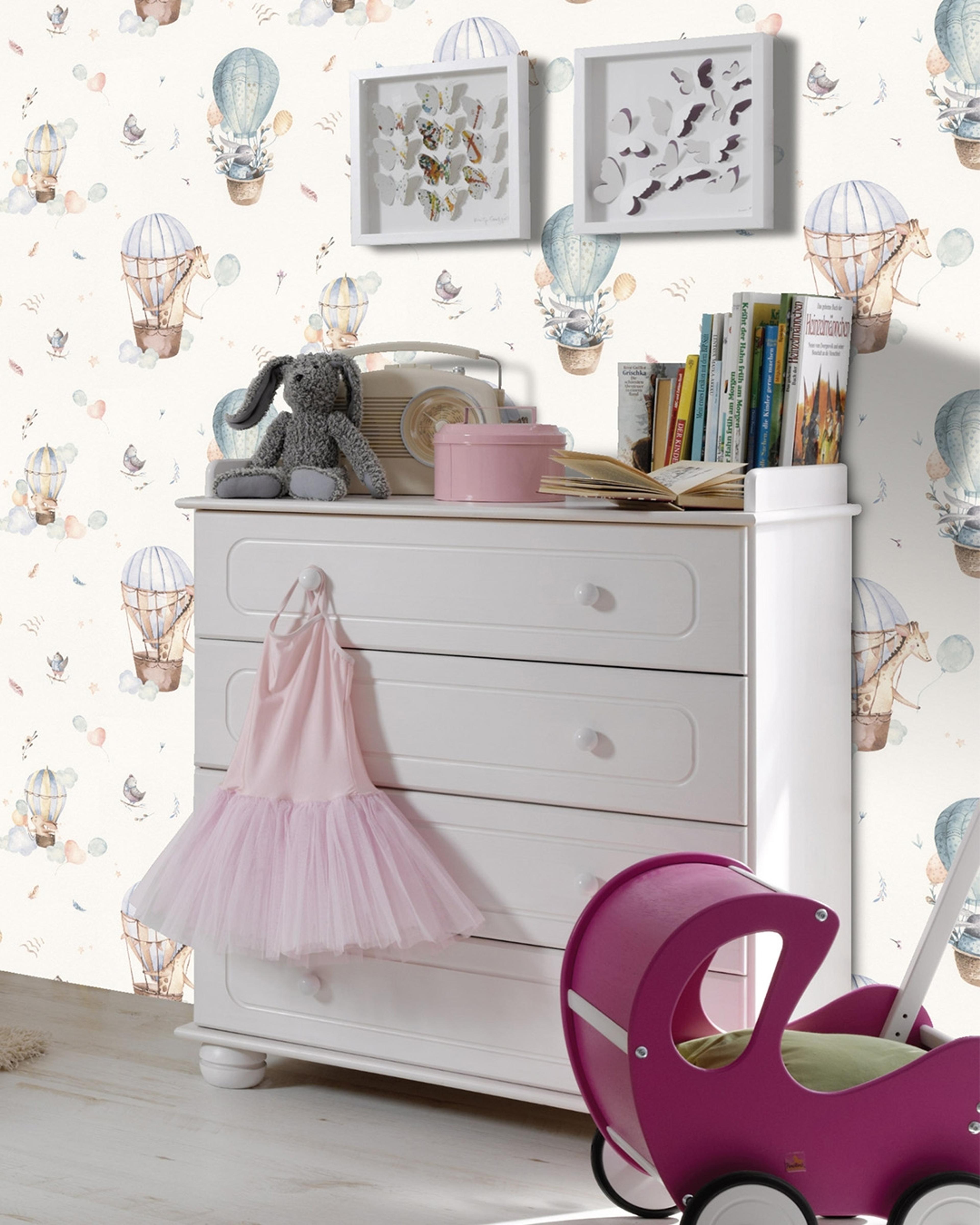 Kids World tapet med djur, lekfullt mönster i vit. Från kollektionen Kids World. Nonwoven-material med förskjuten passning. Passar i barnrum.