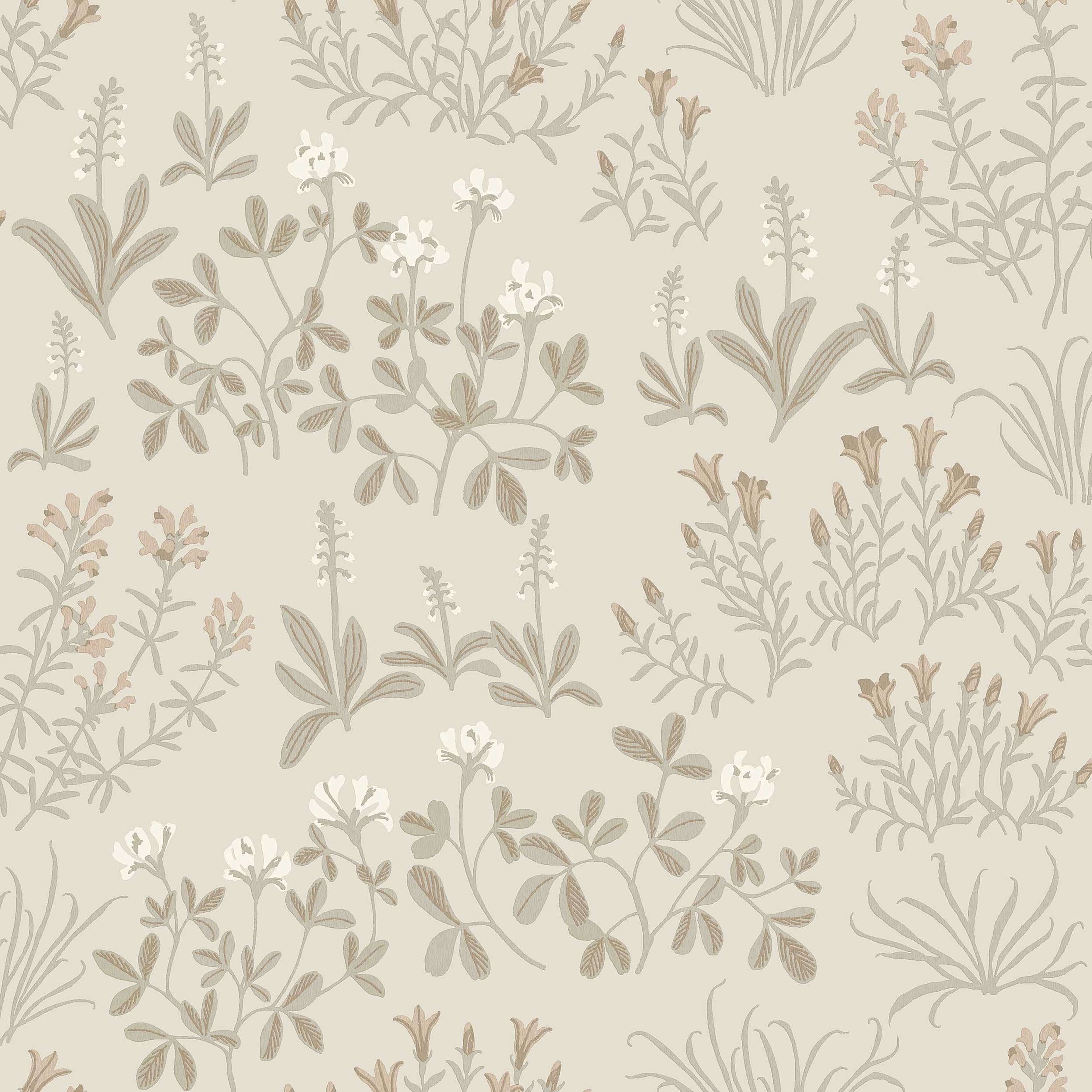 Noras Äng beige, tapet tapet med blommigt, naturochlandskap mönster i beige. Från kollektionen Nordic Folk. Nonwoven-material med förskjuten passning. Passar i sovrum.