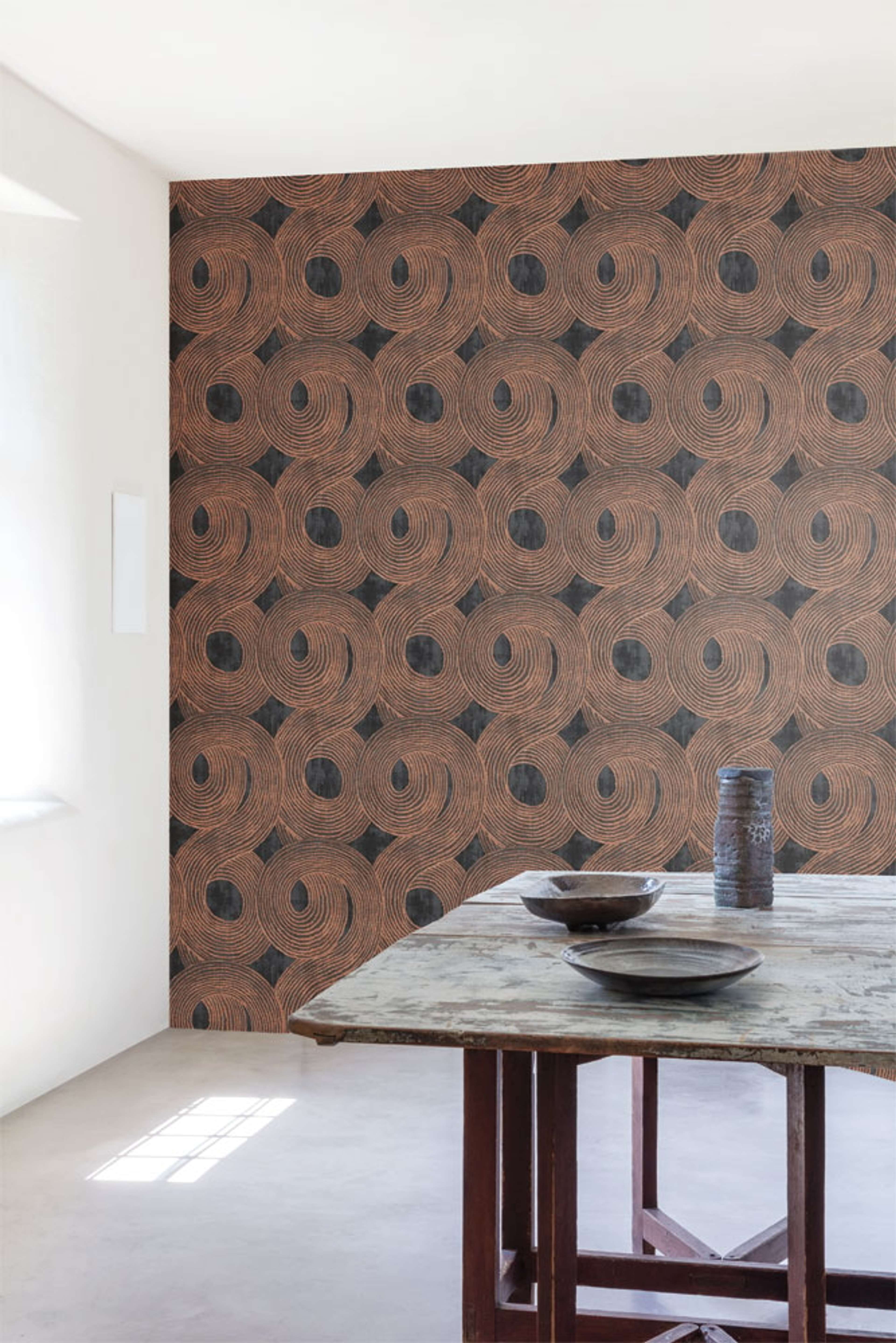Ohin Slate tapet tapet från Midbec med geometriskt mönster i grå. Från kollektionen Tribute. Nonwoven-material med rak passning. Passar i vardagsrum, matsal och hall.