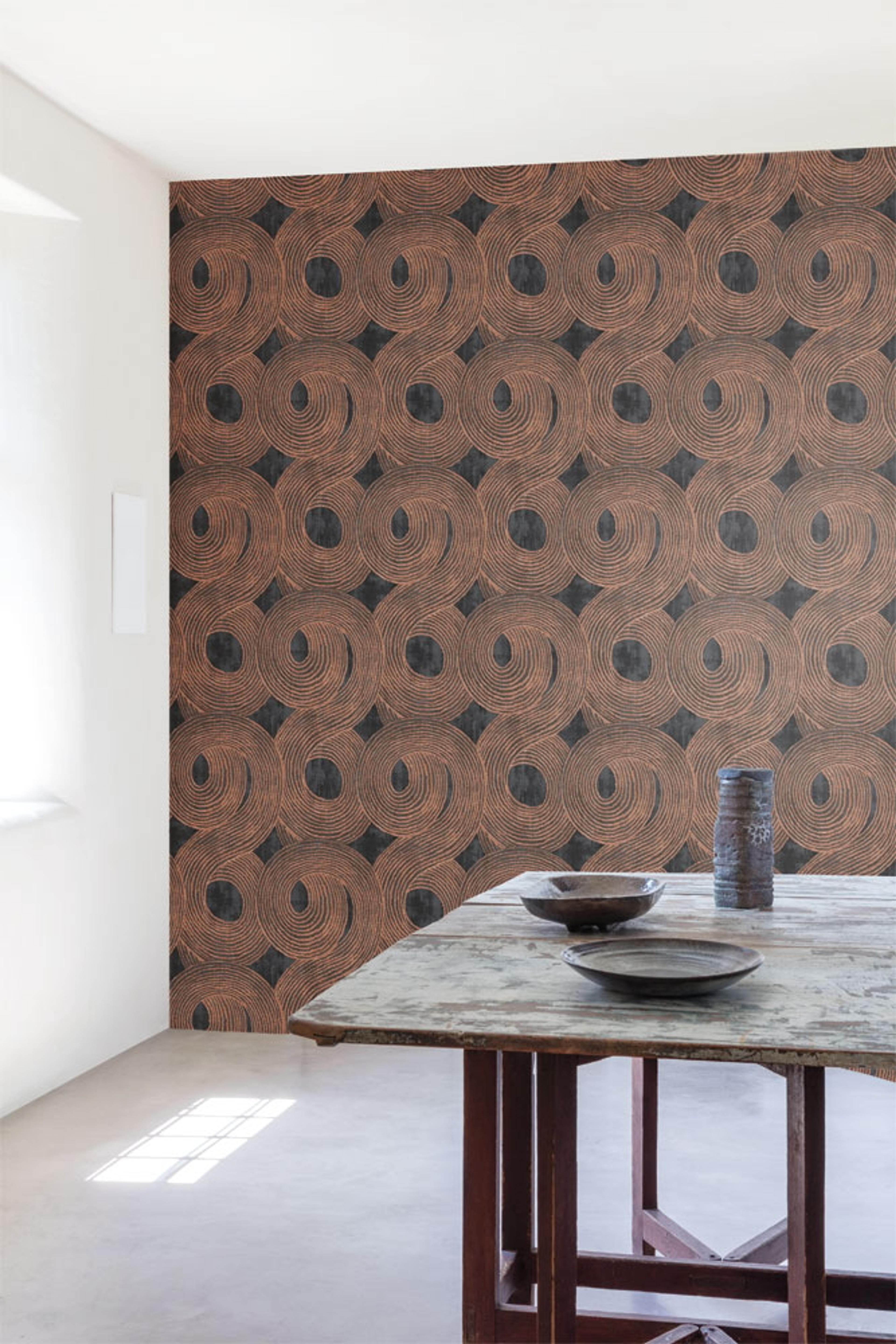 Ohin Slate tapet tapet från Midbec med geometriskt mönster i grå. Från kollektionen Tribute. Nonwoven-material med rak passning. Passar i vardagsrum, matsal och hall.