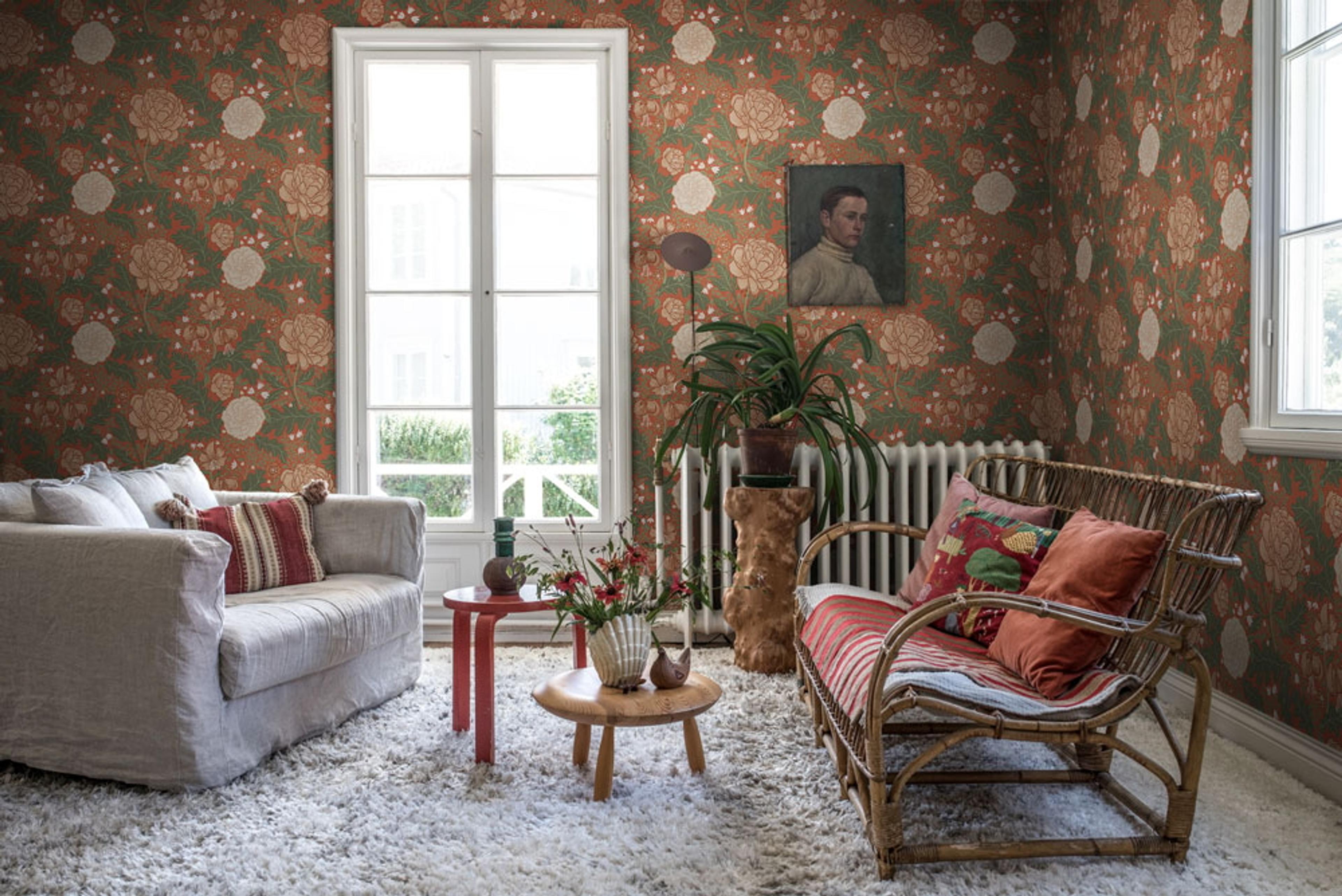 Camille storblommig, rödorange tapet från Midbec med blommigt mönster i röd. Från kollektionen Ekbacka. Nonwoven-material med förskjuten passning.