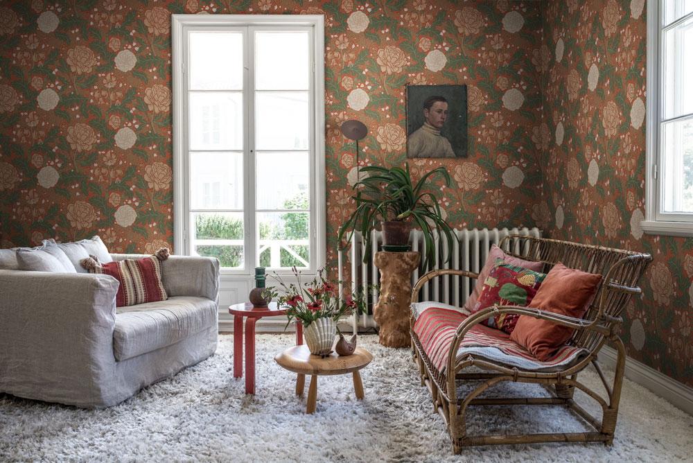Camille storblommig, rödorange tapet från Midbec med blommigt mönster i röd. Från kollektionen Ekbacka. Nonwoven-material med förskjuten passning.