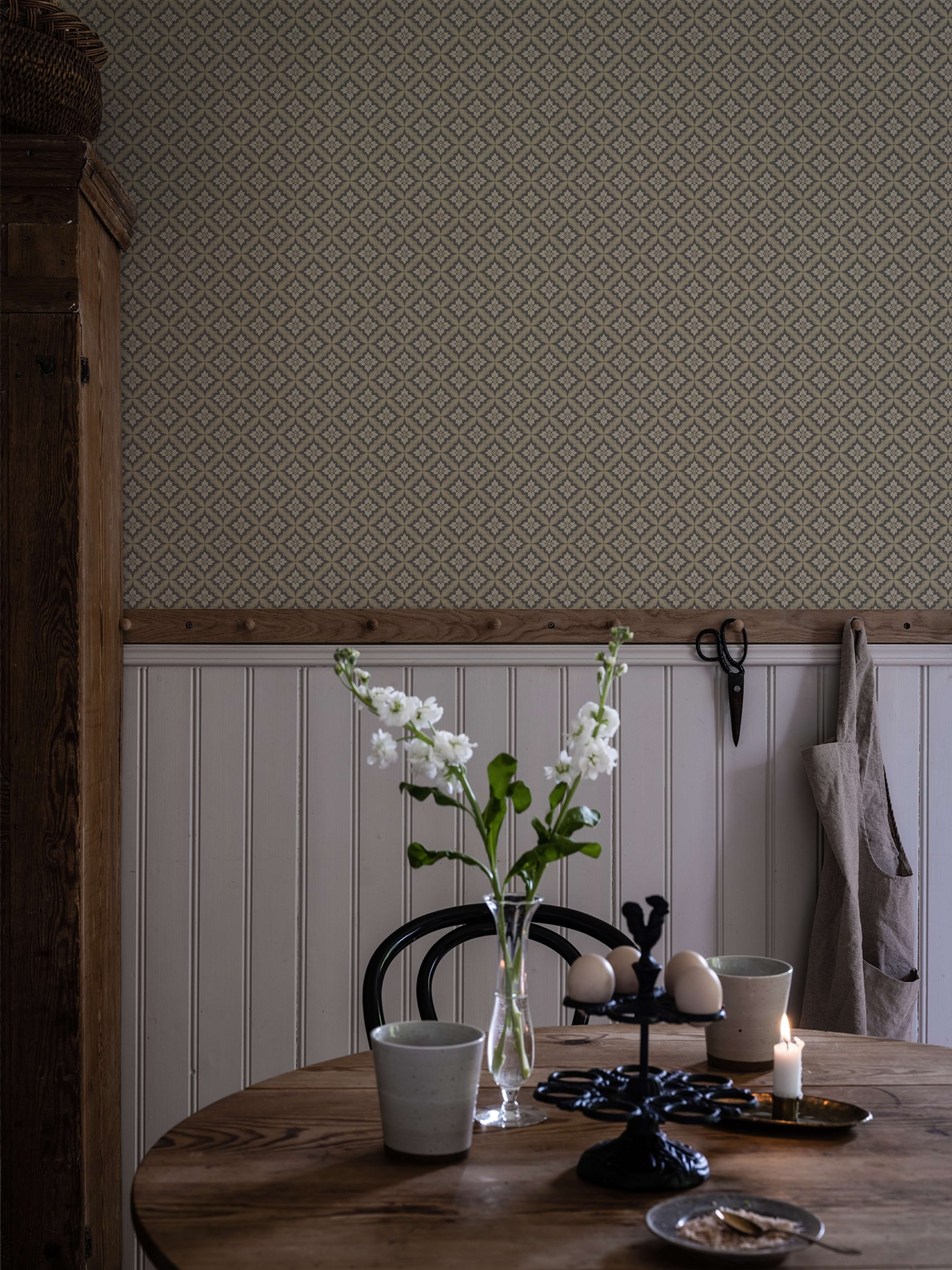 Ingrid Svart tapet med geometriskt mönster i beige. Från kollektionen Gammalsvenska klassiker 1850–1950. Nonwoven-material med rak passning. Passar i vardagsrum och matsal.
