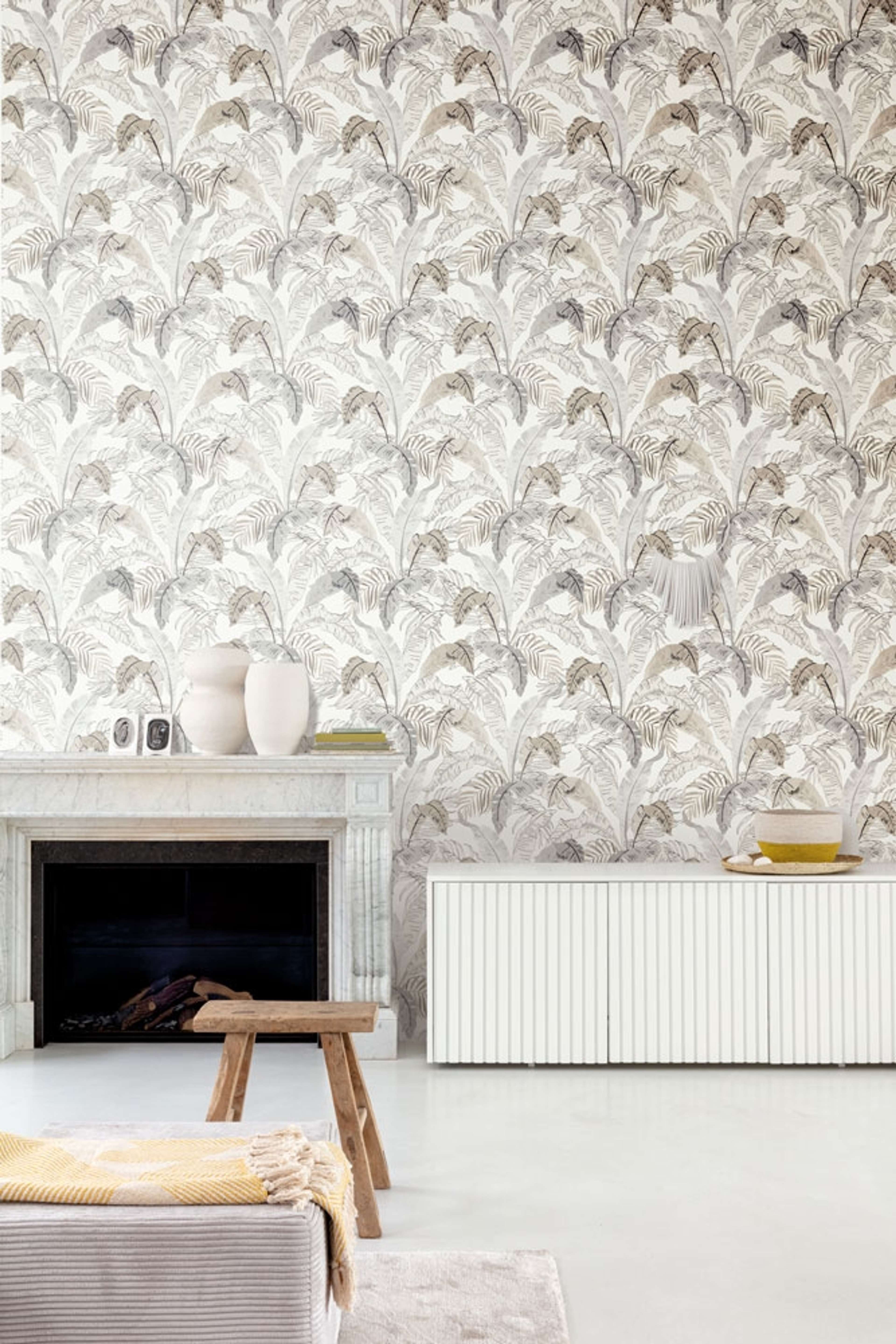 Botanic midnight tapet med botaniskt mönster i grå. Från kollektionen lotus. Nonwoven-material med rak passning.