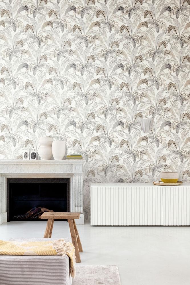 Botanic midnight tapet med botaniskt mönster i grå. Från kollektionen lotus. Nonwoven-material med rak passning.