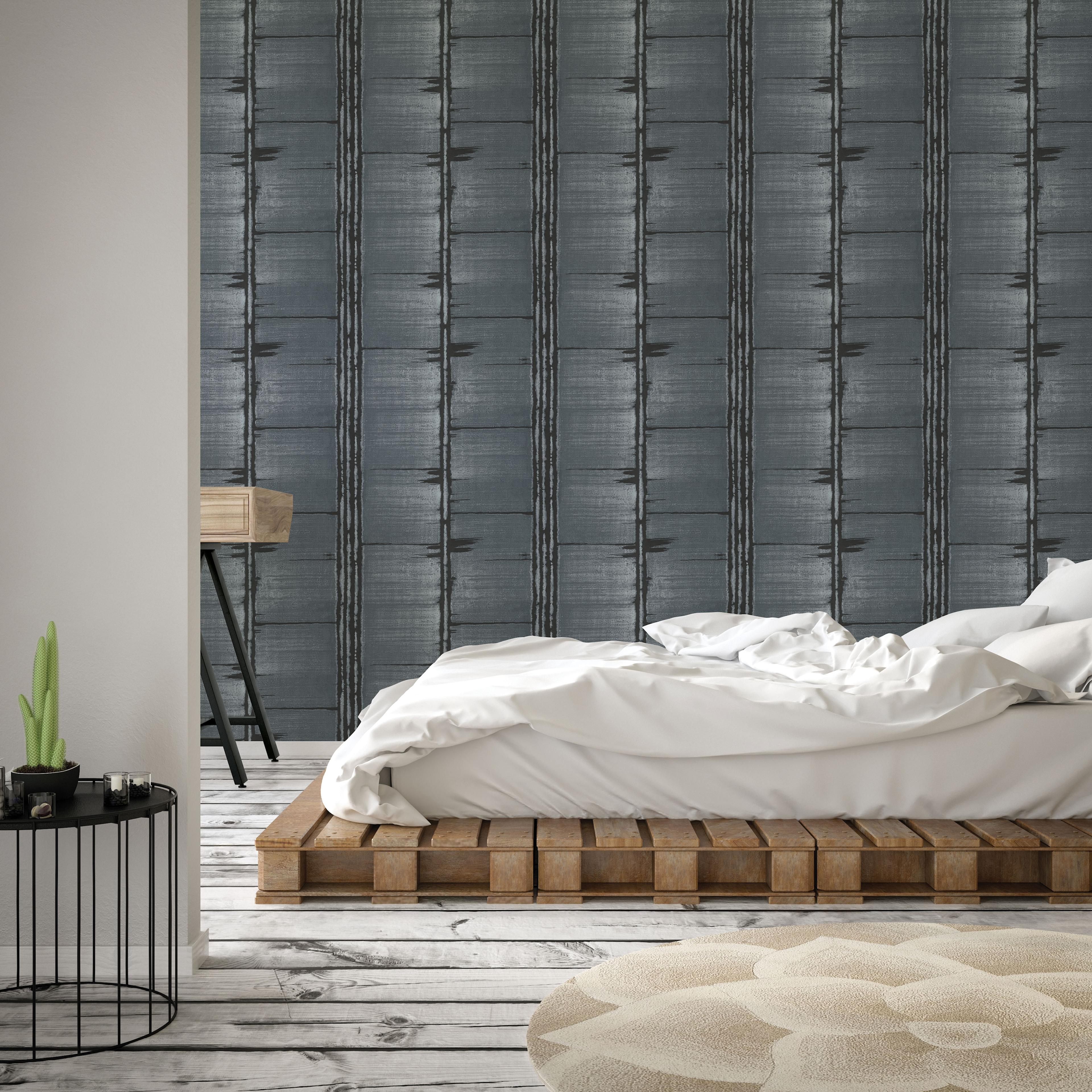 Bark Stripe tapet i blå tapet med randigt mönster i blå. Från kollektionen bazaar. Nonwoven-material med förskjuten passning. Passar i vardagsrum och matsal.