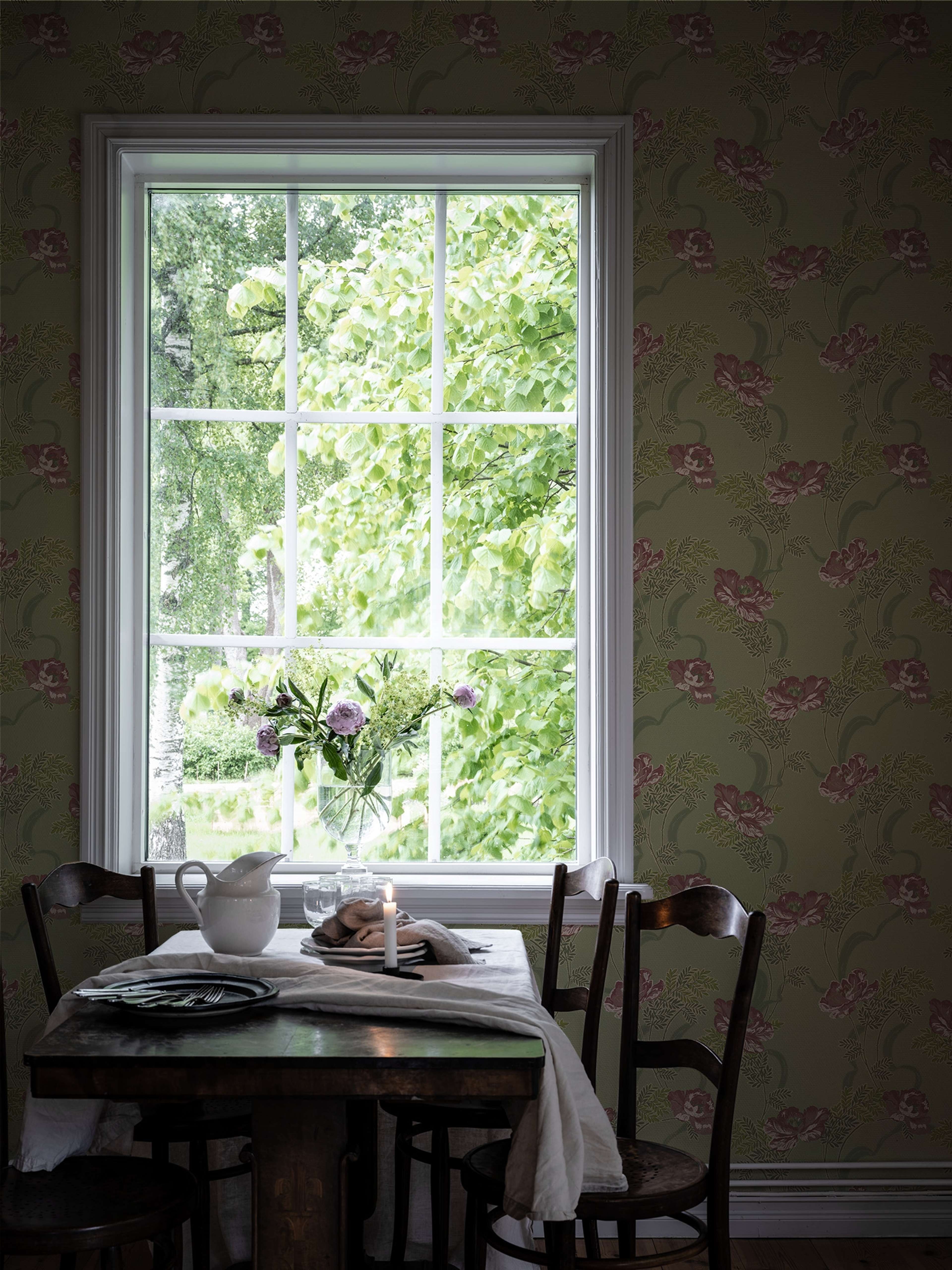 Ovansjö Grön tapet med blommigt mönster i grön. Från kollektionen Gammalsvenska klassiker 1850–1950. Nonwoven-material med rak passning. Country-stil.