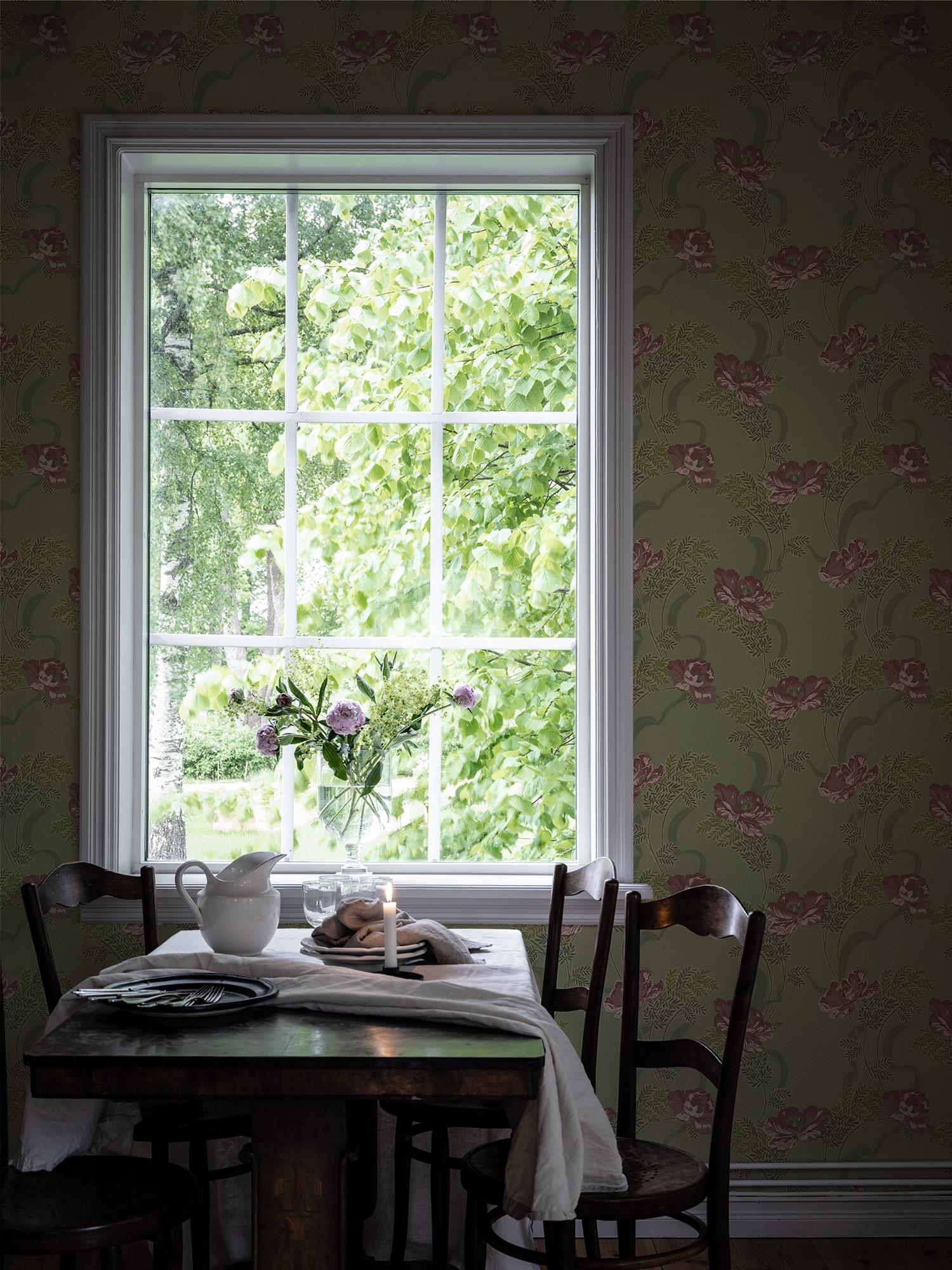 Ovansjö Grön tapet med blommigt mönster i grön. Från kollektionen Gammalsvenska klassiker 1850–1950. Nonwoven-material med rak passning. Country-stil.