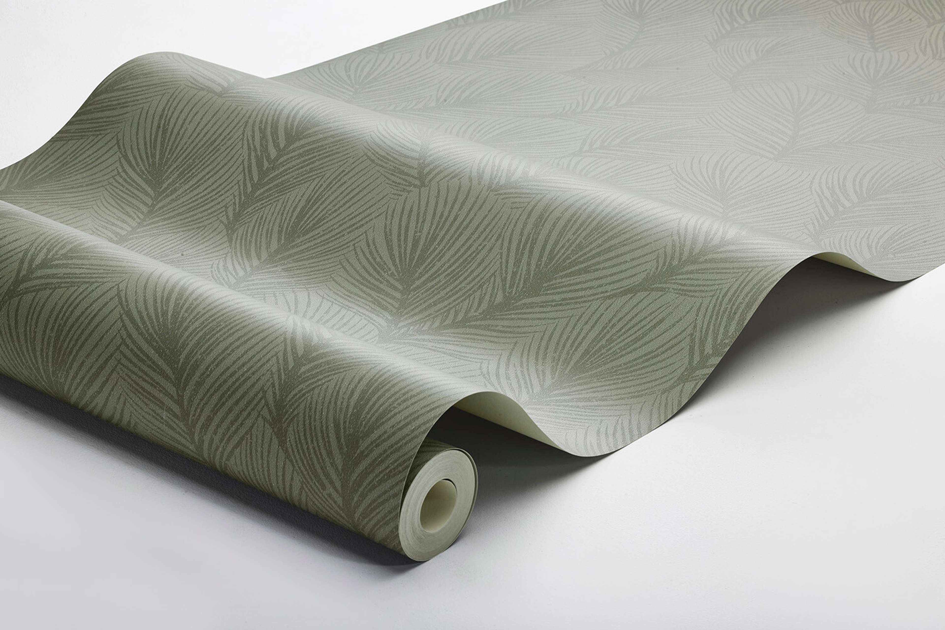 Pine Tree tapet med botaniskt mönster i grön. Från kollektionen Woodland. Nonwoven-material med rak passning.
