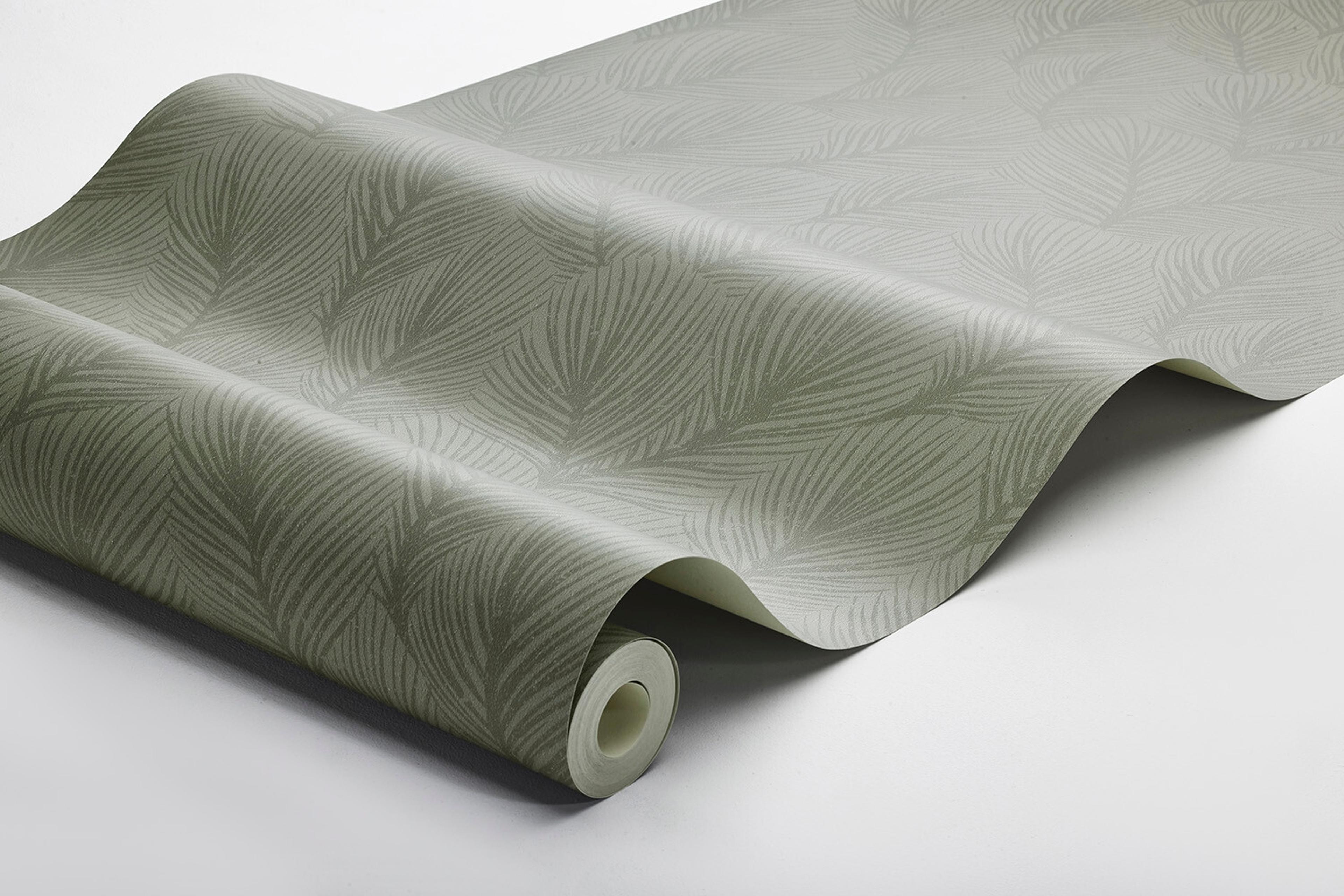 Pine Tree tapet med botaniskt mönster i grön. Från kollektionen Woodland. Nonwoven-material med rak passning.
