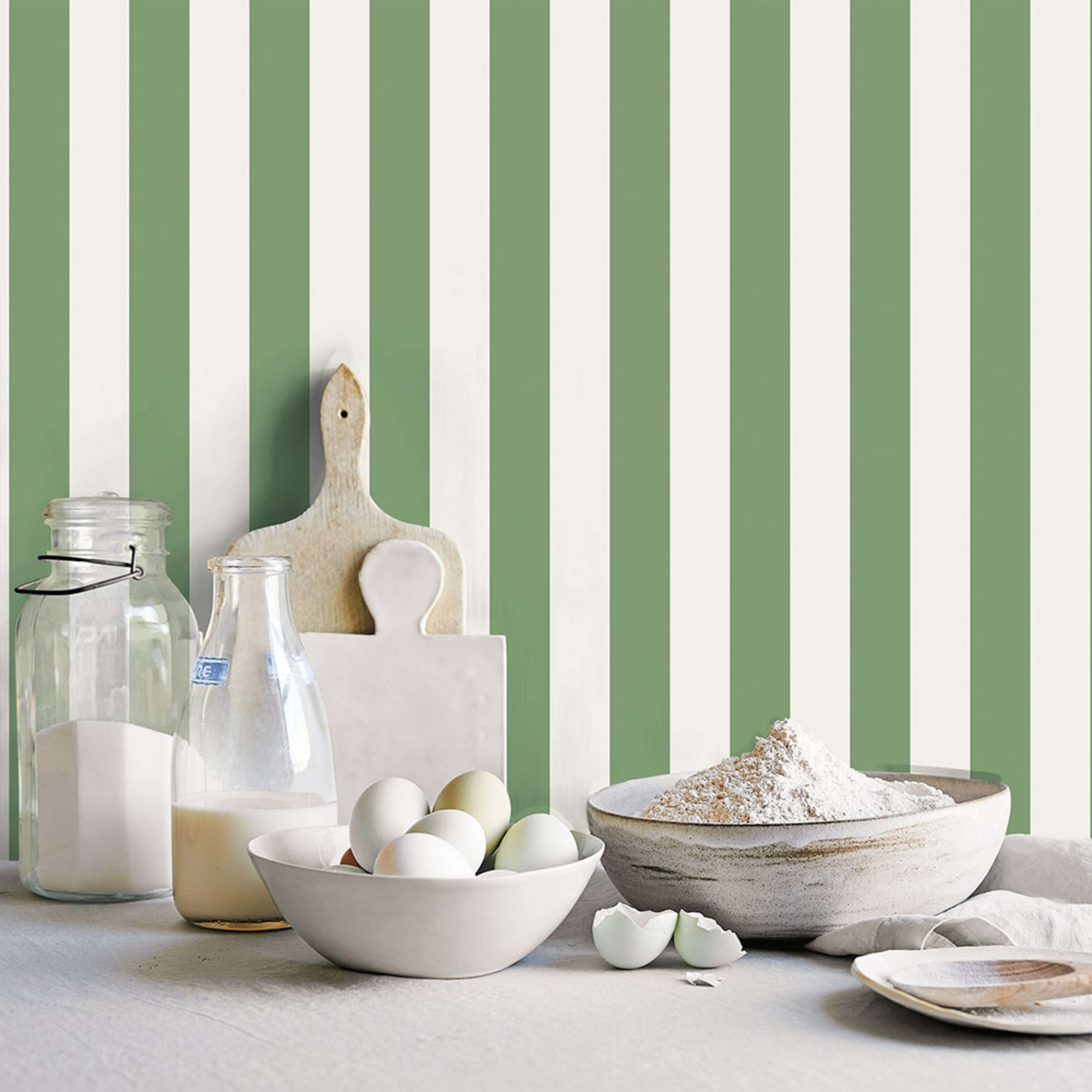 Awning Stripe tapet med randigt mönster i vit och grön. Från kollektionen Just Kitchens. Nonwoven-material.