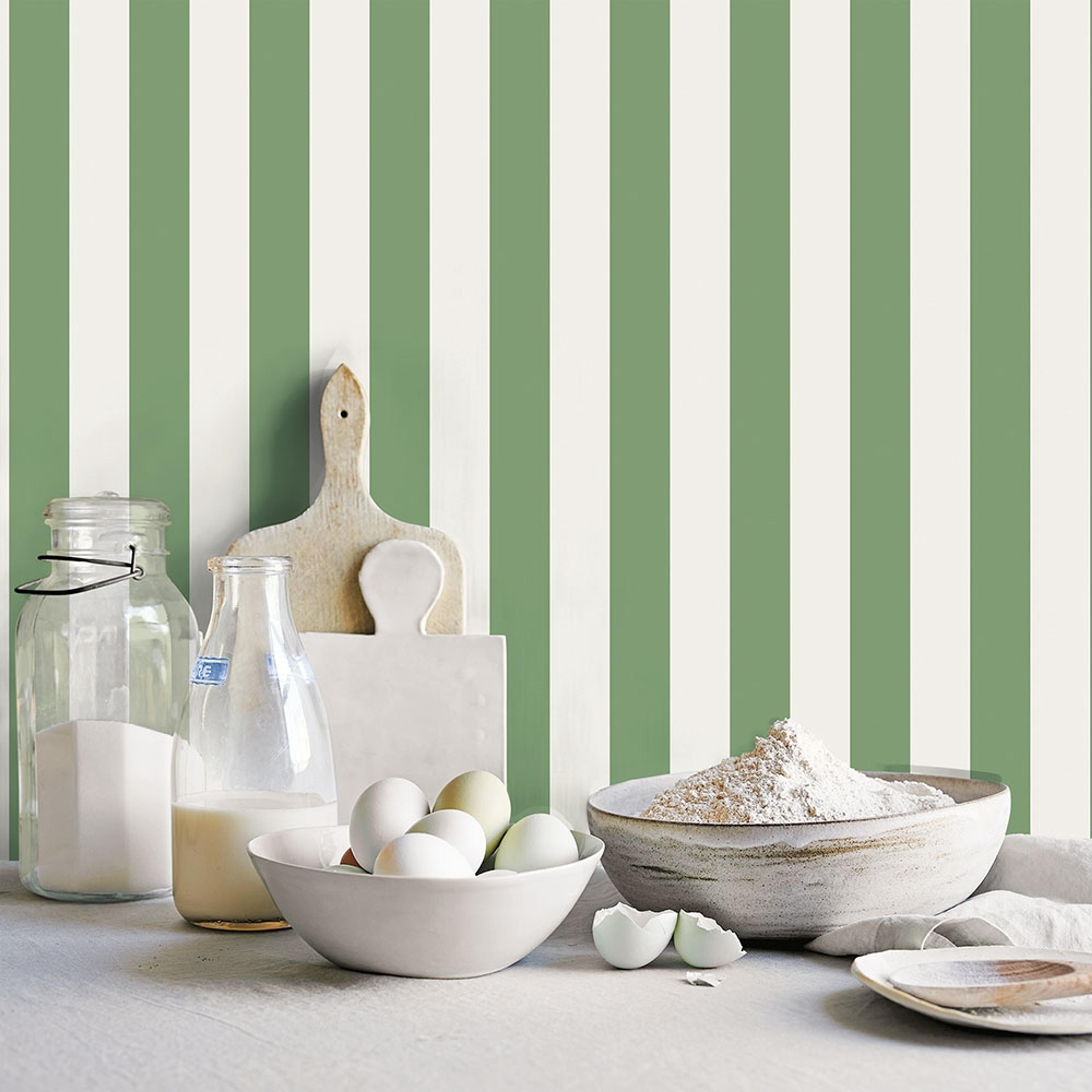 Awning Stripe tapet med randigt mönster i vit och grön. Från kollektionen Just Kitchens. Nonwoven-material.