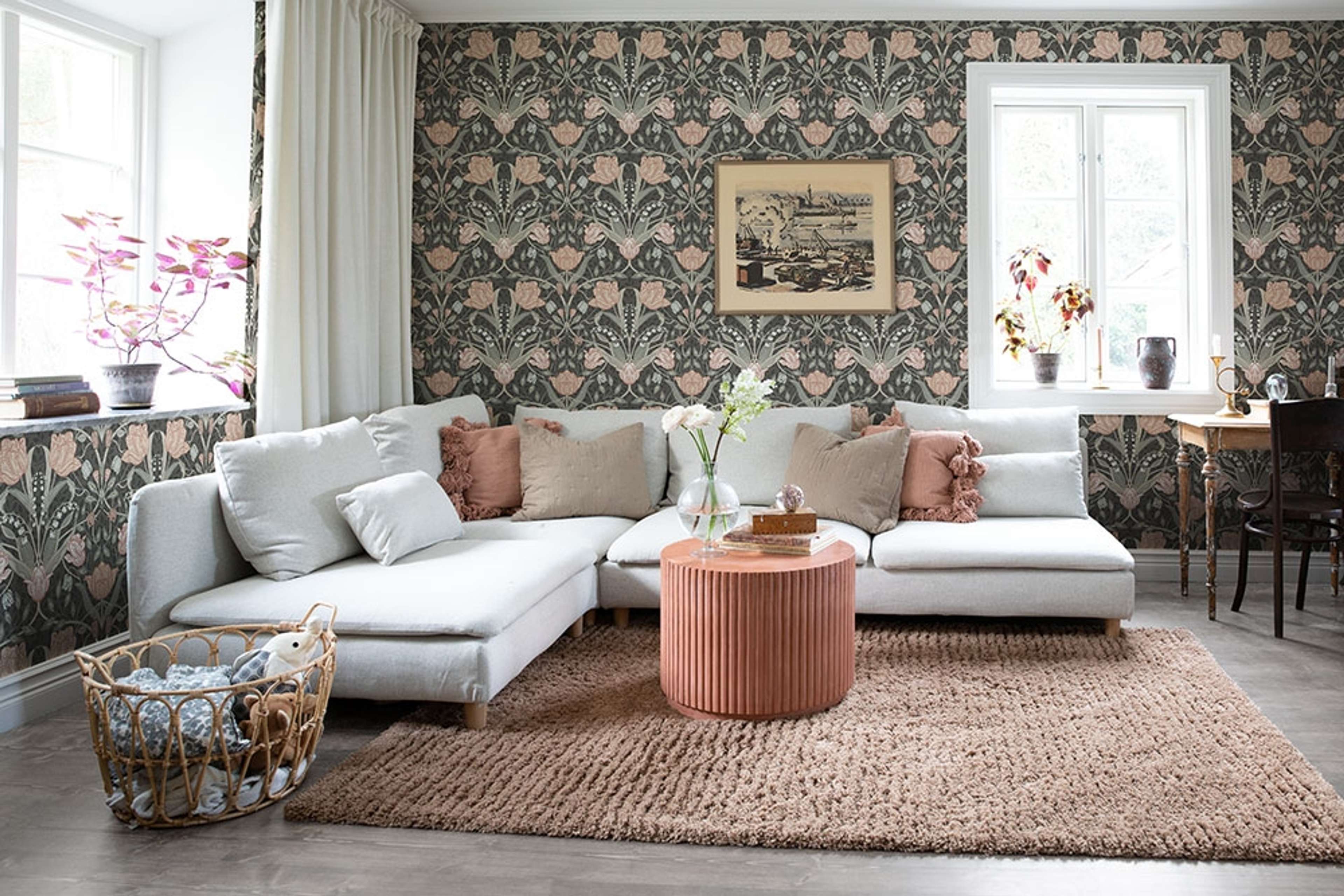 Filippa storblommig, beige tapet med blommigt mönster i beige. Från kollektionen Grönhaga. Nonwoven-material med rak passning. Passar i barnrum.