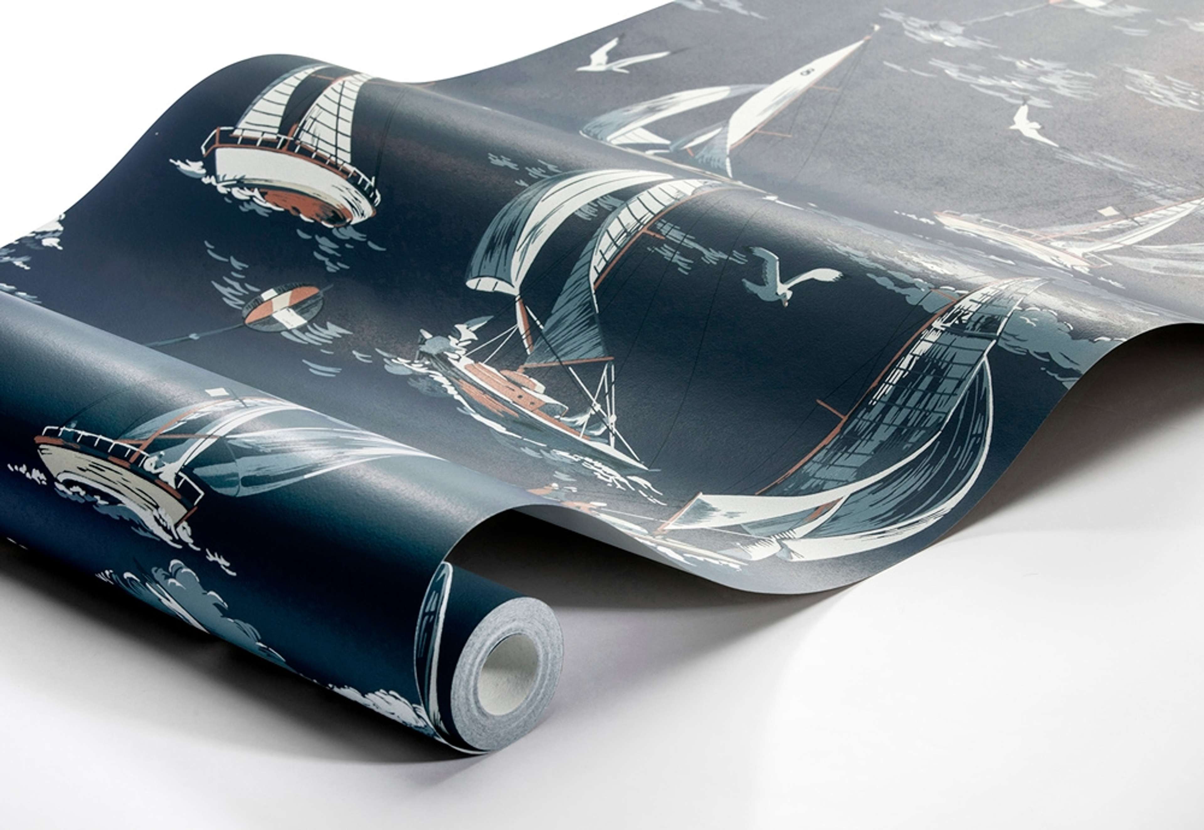 Sailboats tapet från Boråstapeter med nautiskt mönster i blå. Från kollektionen Marstrand II. Nonwoven-material med förskjuten passning. Vintage, country-stil. Passar i vardagsrum, matsal och arbetsrum.