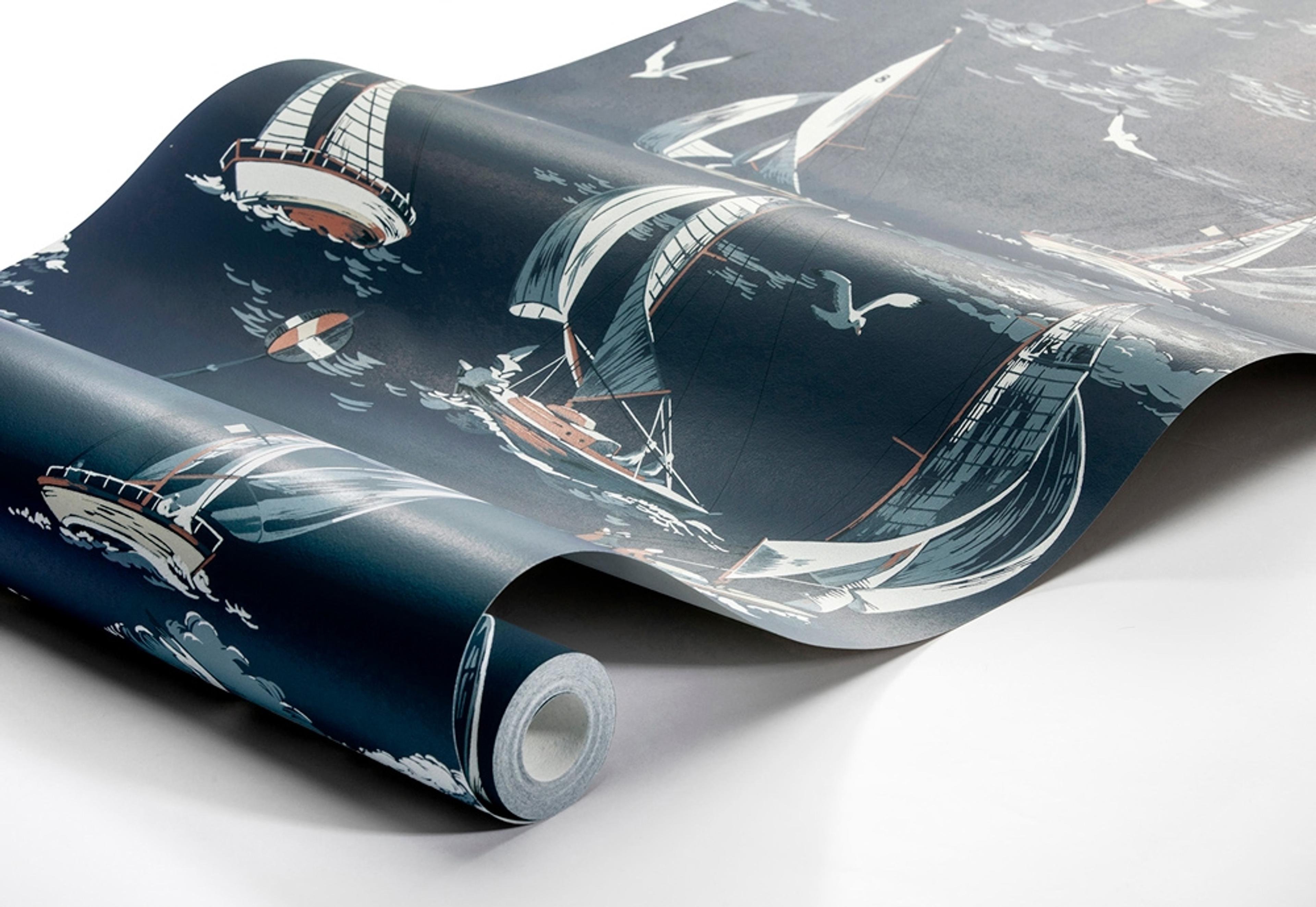 Sailboats tapet från Boråstapeter med nautiskt mönster i blå. Från kollektionen Marstrand II. Nonwoven-material med förskjuten passning. Vintage, country-stil. Passar i vardagsrum, matsal och arbetsrum.