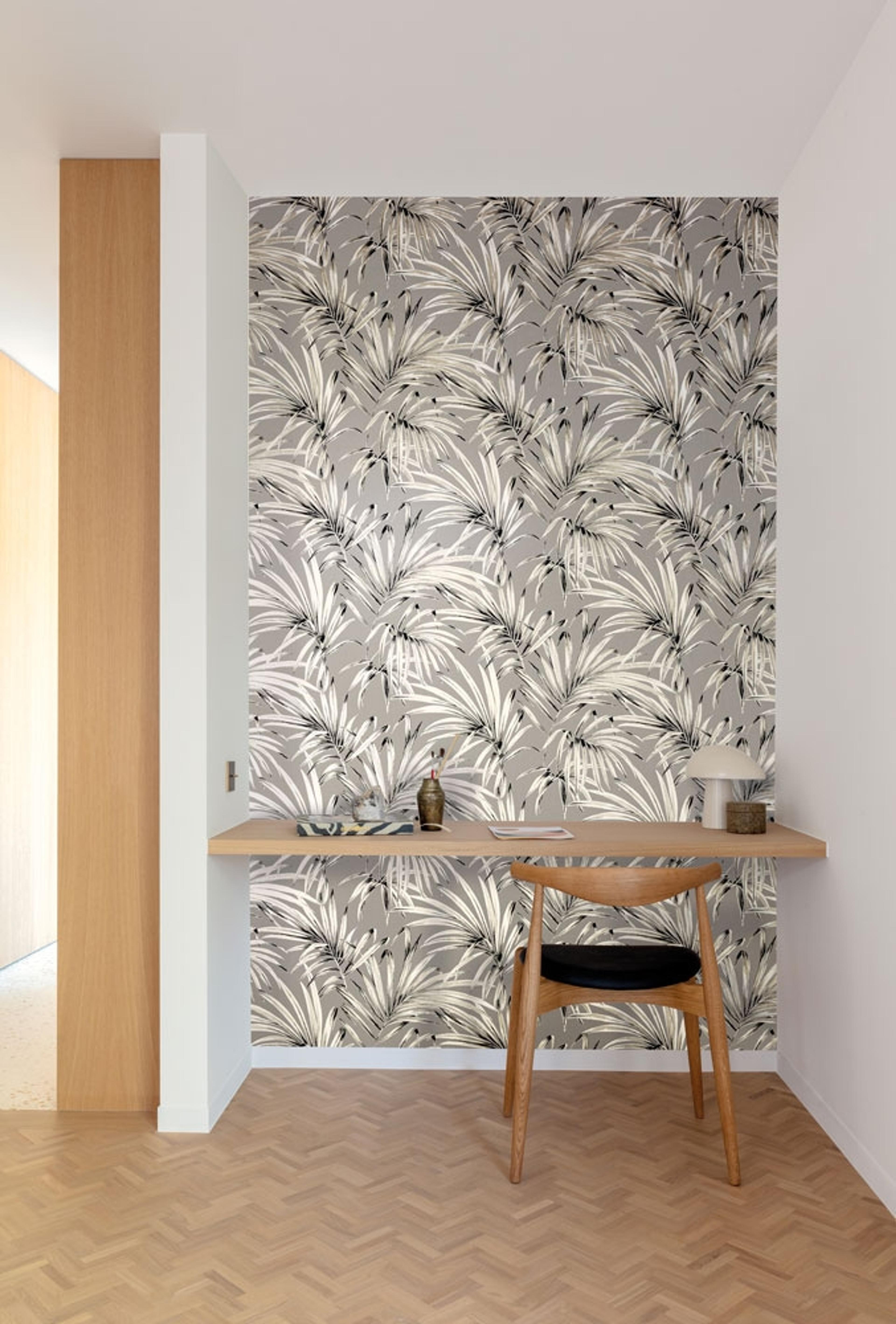 Palm midnight tapet med botaniskt mönster i grå. Från kollektionen lotus. Nonwoven-material med förskjuten passning.