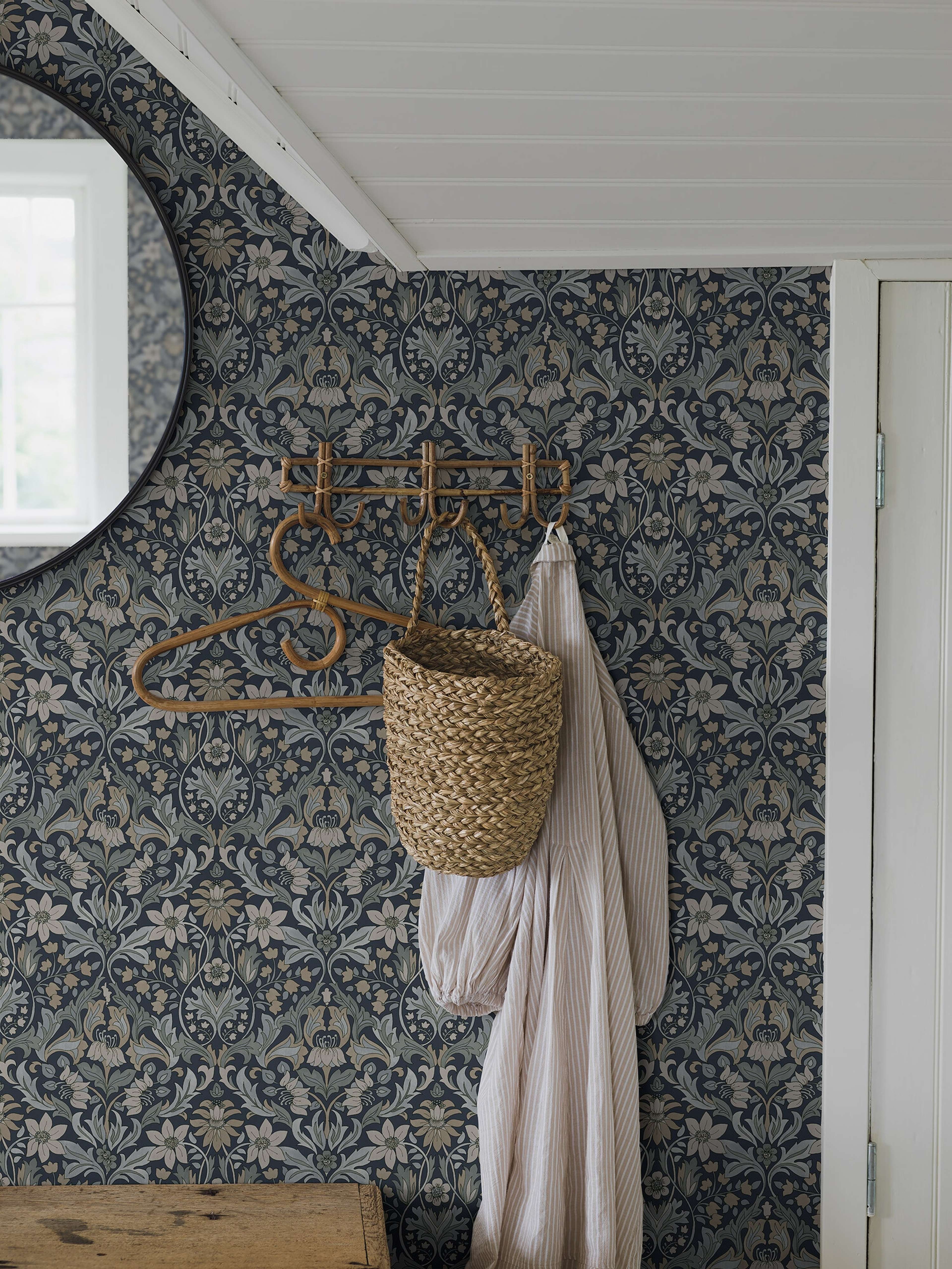 Blomsterfröjd tapet med blommigt mönster i blå. Från kollektionen timeless traditions. Nonwoven-material med rak passning. Country-stil.