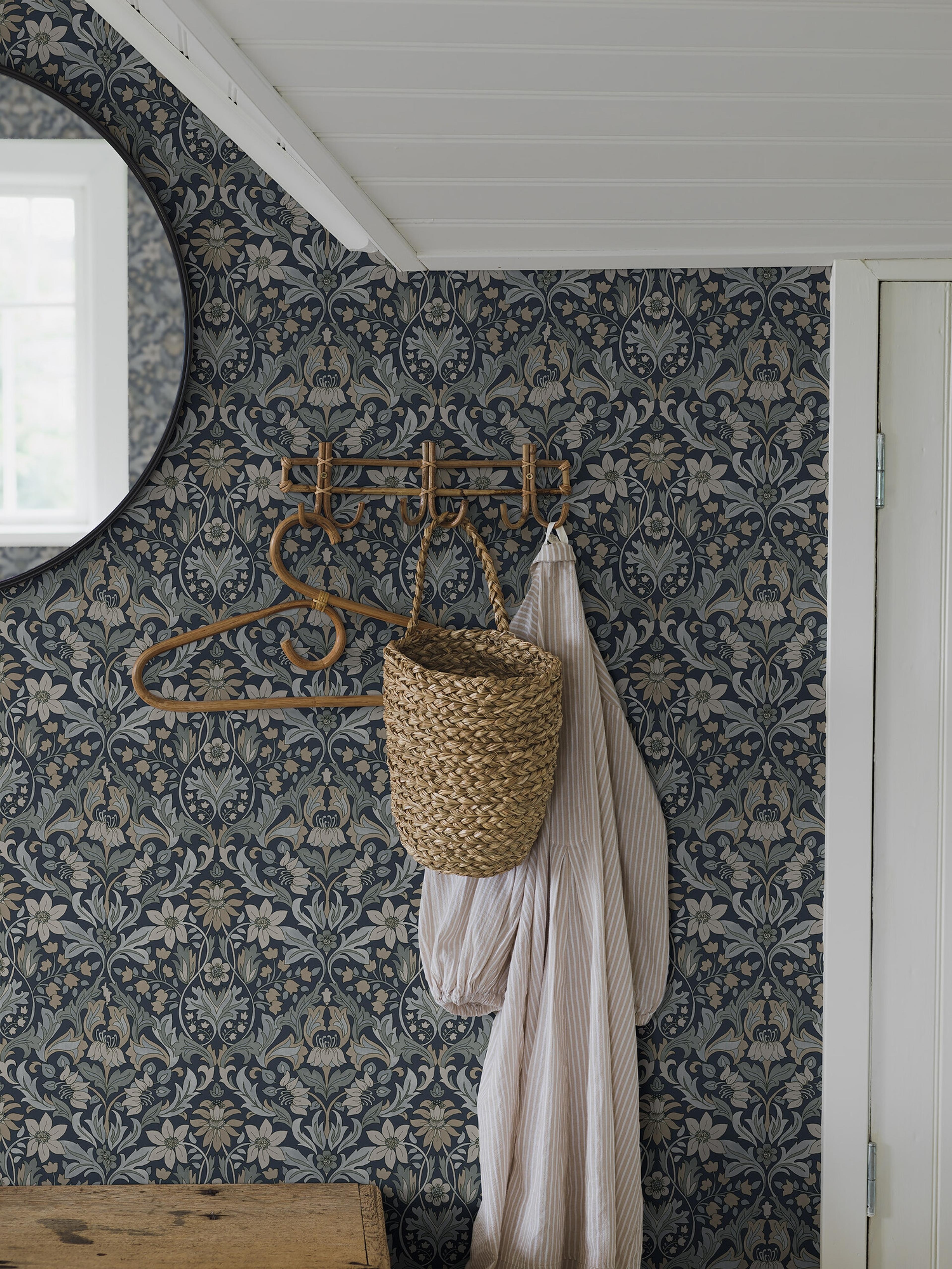 Blomsterfröjd tapet med blommigt mönster i blå. Från kollektionen timeless traditions. Nonwoven-material med rak passning. Country-stil.