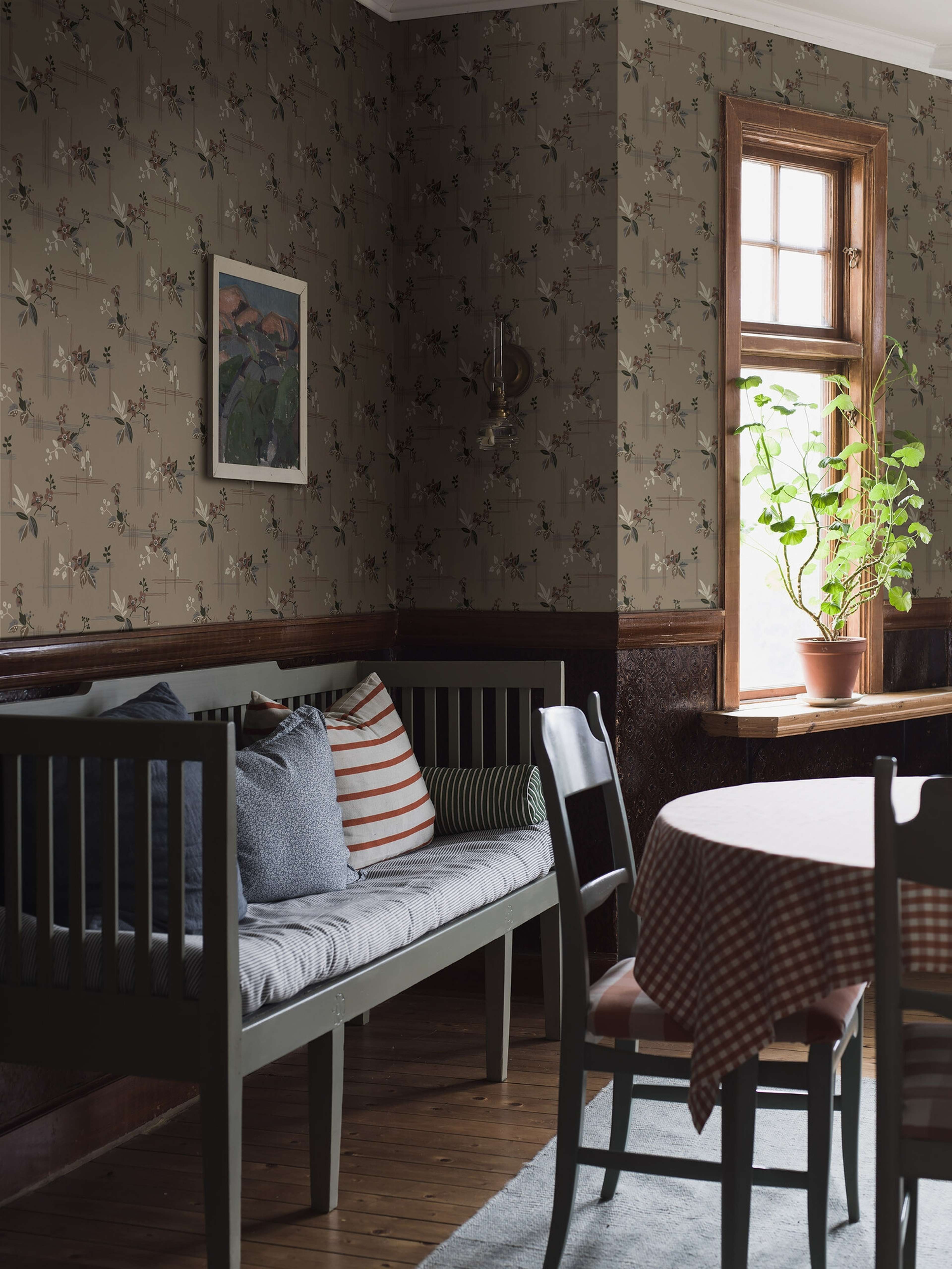 Salängen tapet med botaniskt mönster i brun. Från kollektionen Alla Tiders Hus. Nonwoven-material med rak passning. City-stil. Passar i vardagsrum, matsal och kök.