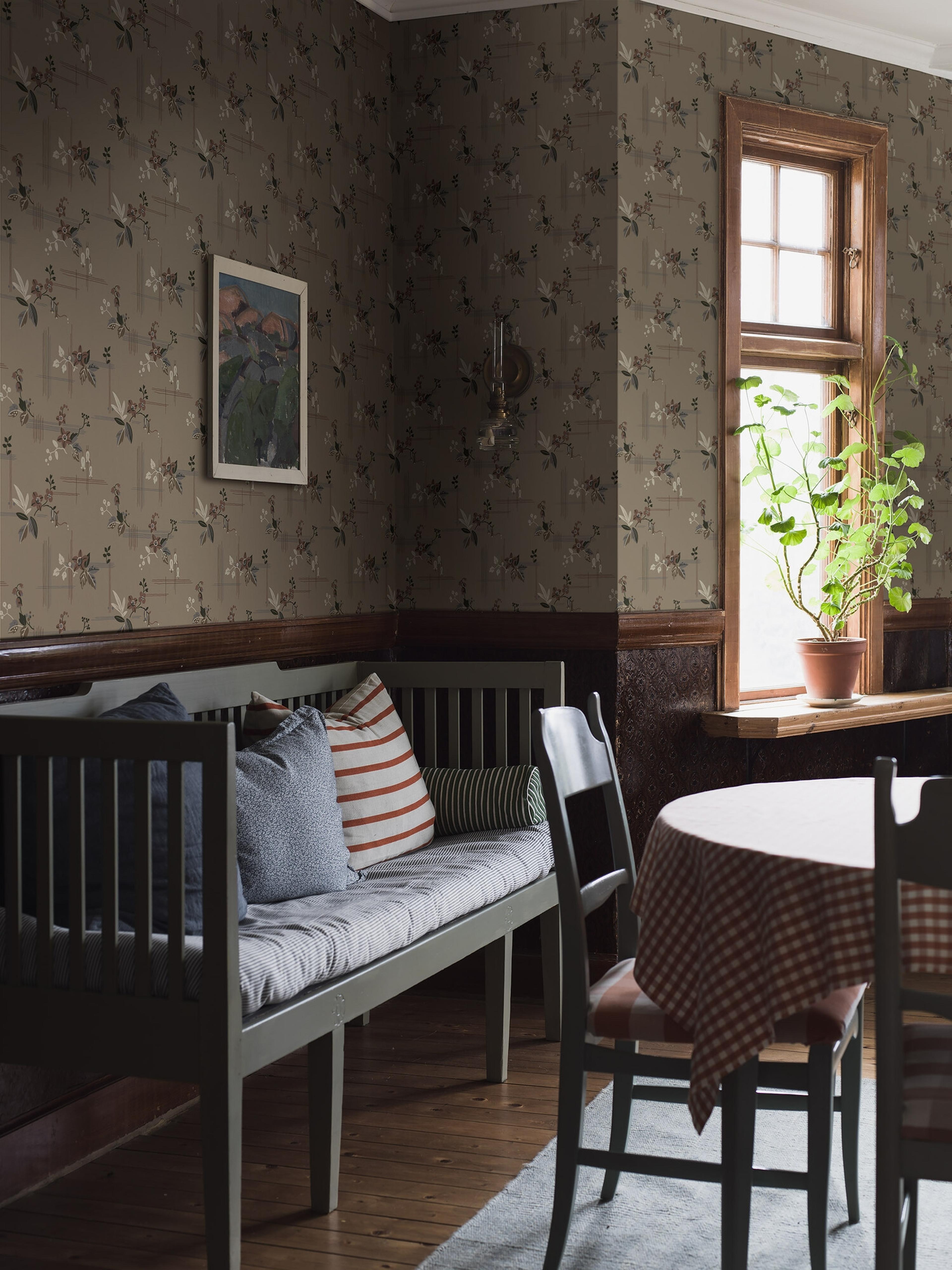 Salängen tapet med botaniskt mönster i brun. Från kollektionen Alla Tiders Hus. Nonwoven-material med rak passning. City-stil. Passar i vardagsrum, matsal och kök.