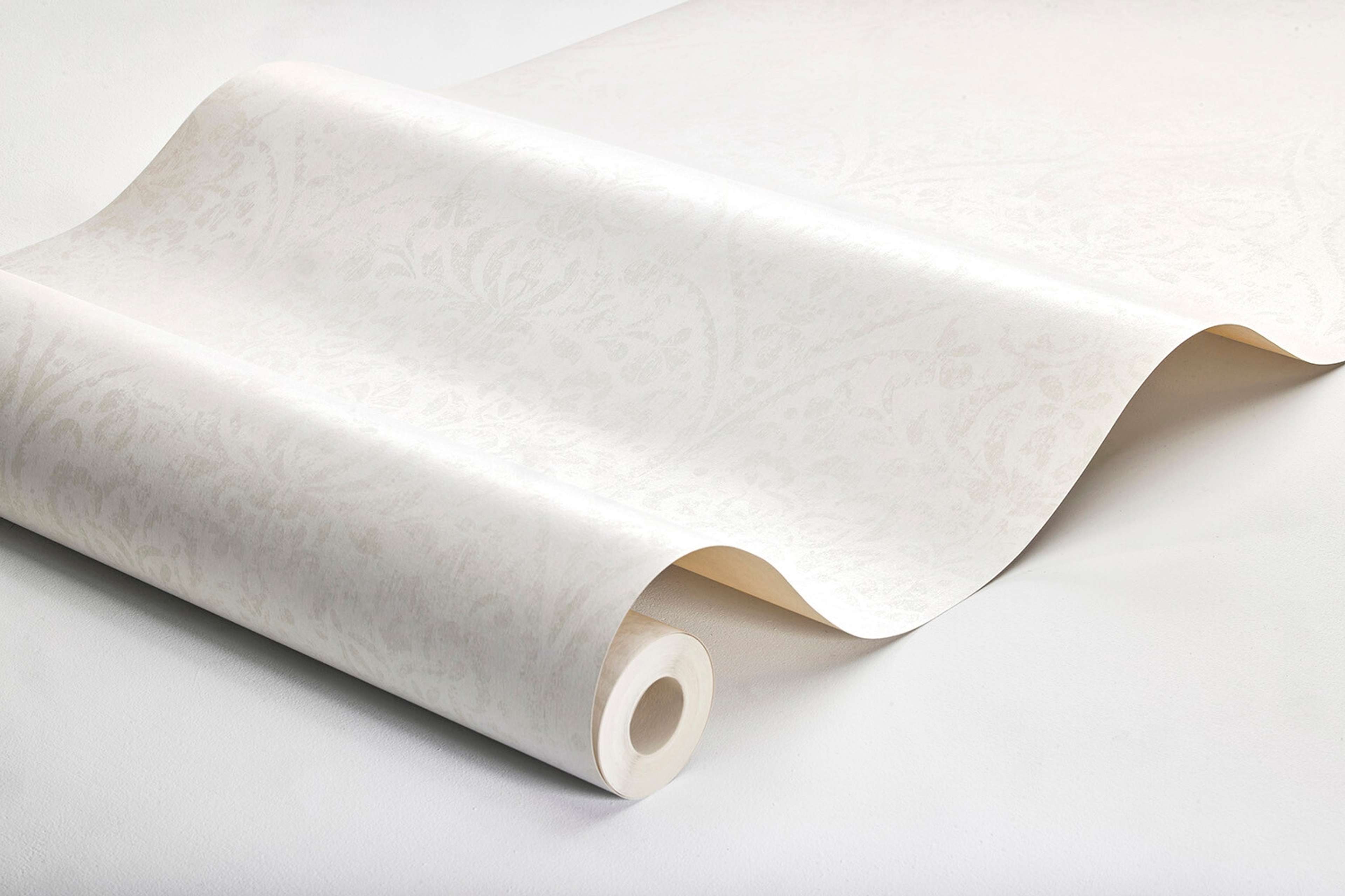 Hidden Medallion tapet tapet med medaljonger mönster i vit. Från kollektionen Dreamy Escape. Nonwoven-material med rak passning. Passar i vardagsrum och matsal.