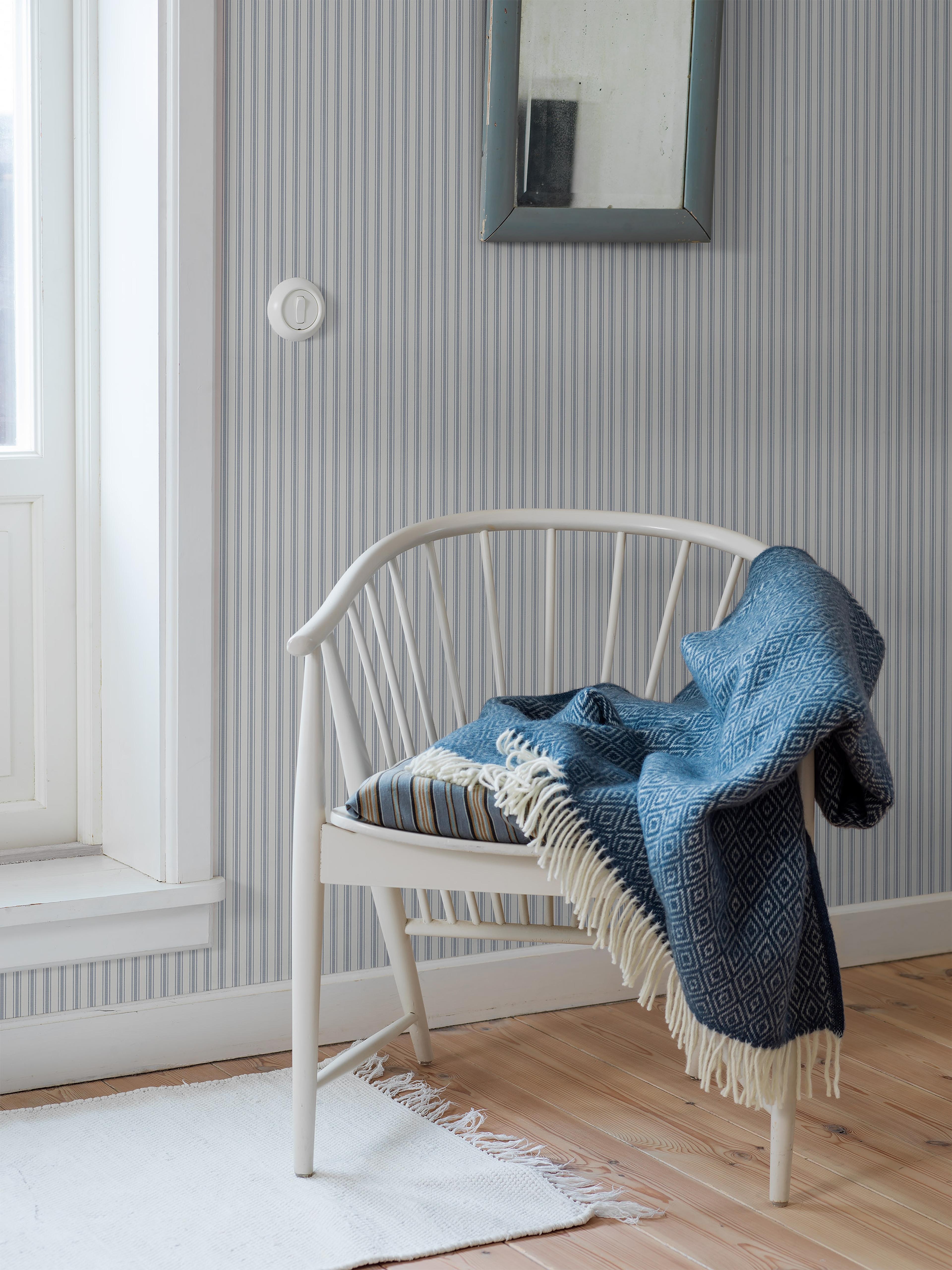 Aspö Stripe tapet från Boråstapeter med randigt mönster i blå. Från kollektionen Marstrand II. Nonwoven-material. Passar i vardagsrum, matsal och arbetsrum.