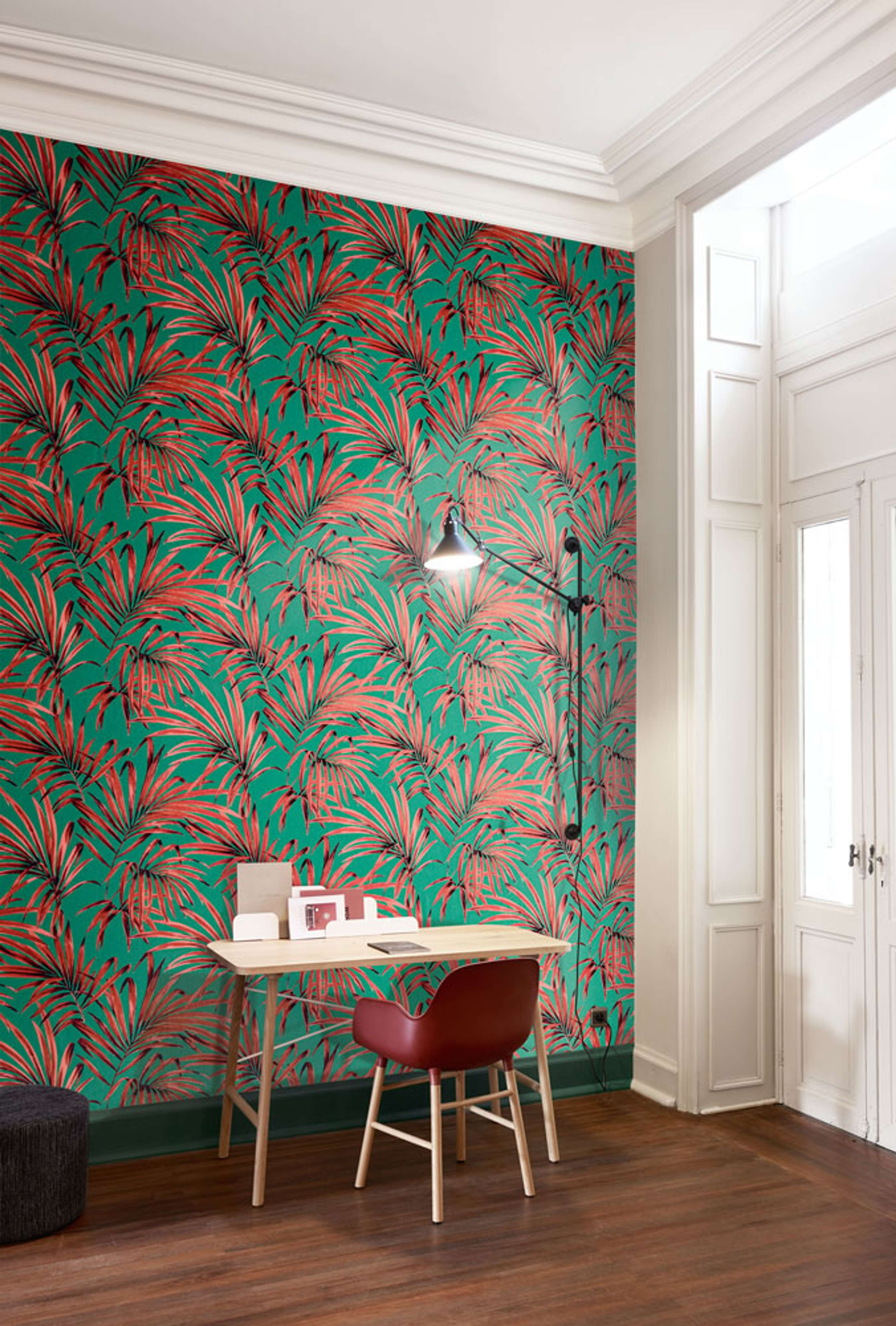 Palm tropical tapet med botaniskt mönster i grön. Från kollektionen lotus. Nonwoven-material med förskjuten passning.